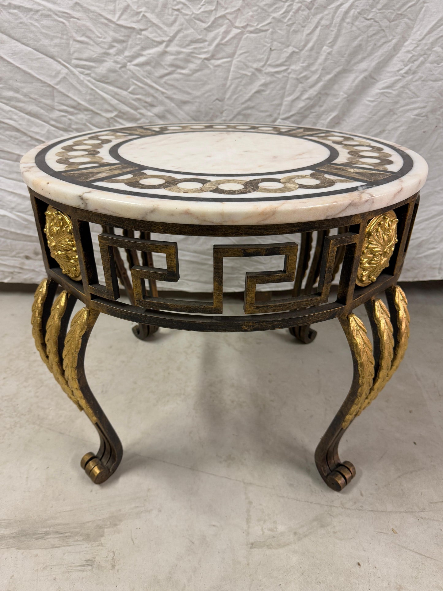 Tavolino in marmo circolare con base in ferro e bronzo XX secolo italian