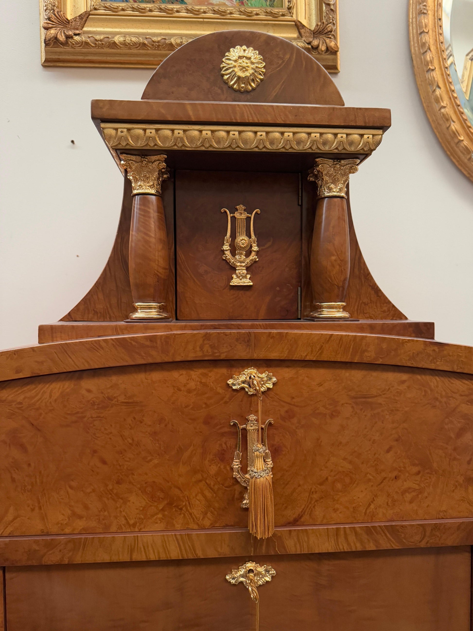 Grande scrivania italiana di lusso stile versailles in legno e bronzo anni '70