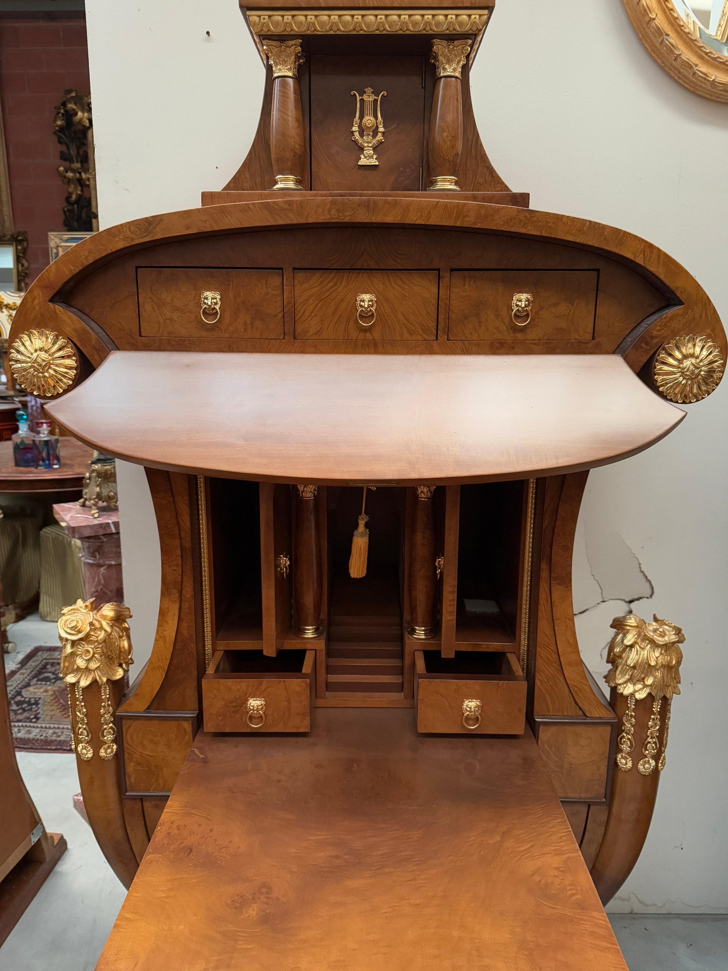 Grande scrivania italiana di lusso stile versailles in legno e bronzo anni '70