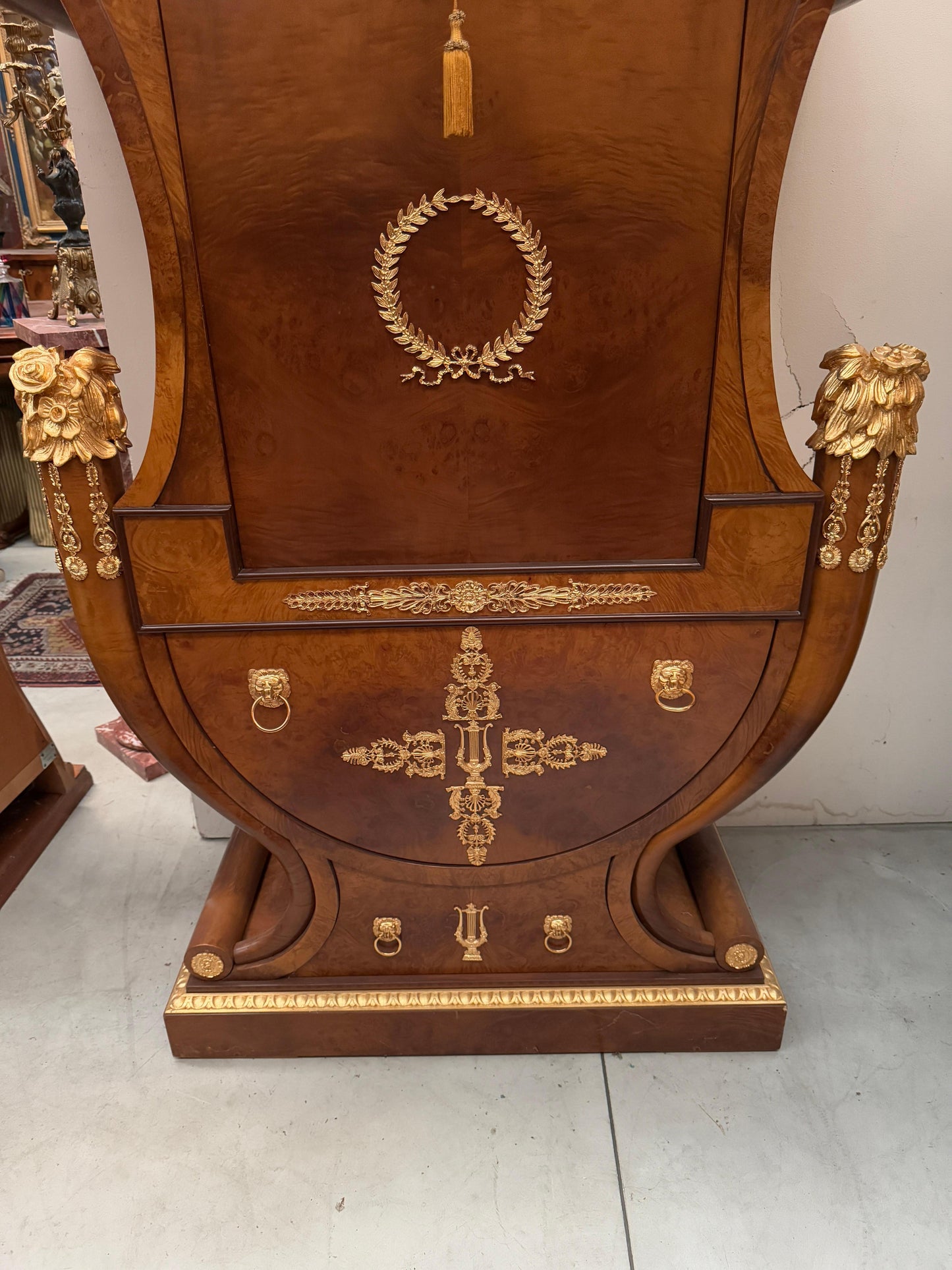 Grande scrivania italiana di lusso stile versailles in legno e bronzo anni '70