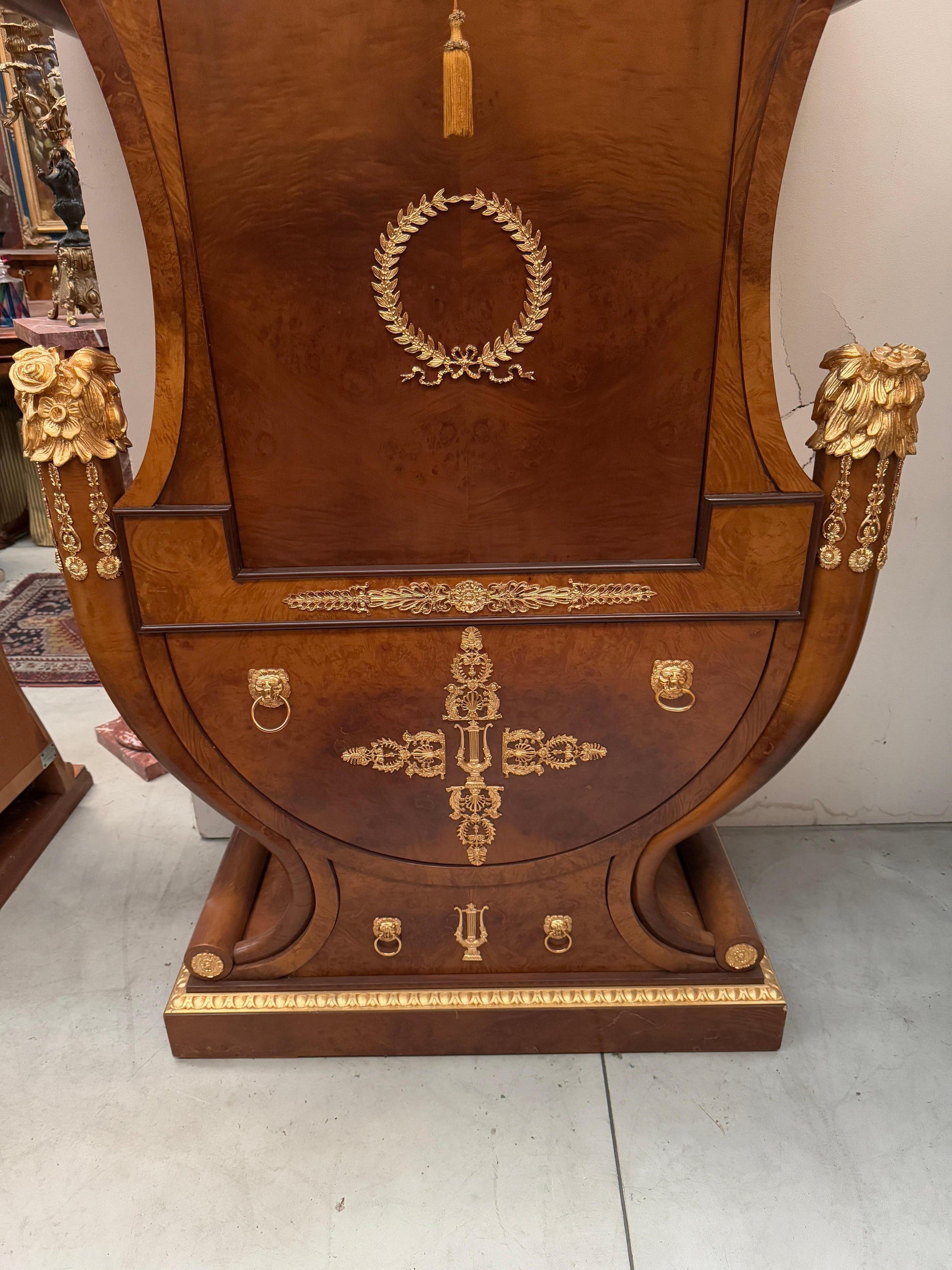 Grande scrivania italiana di lusso stile versailles in legno e bronzo anni '70