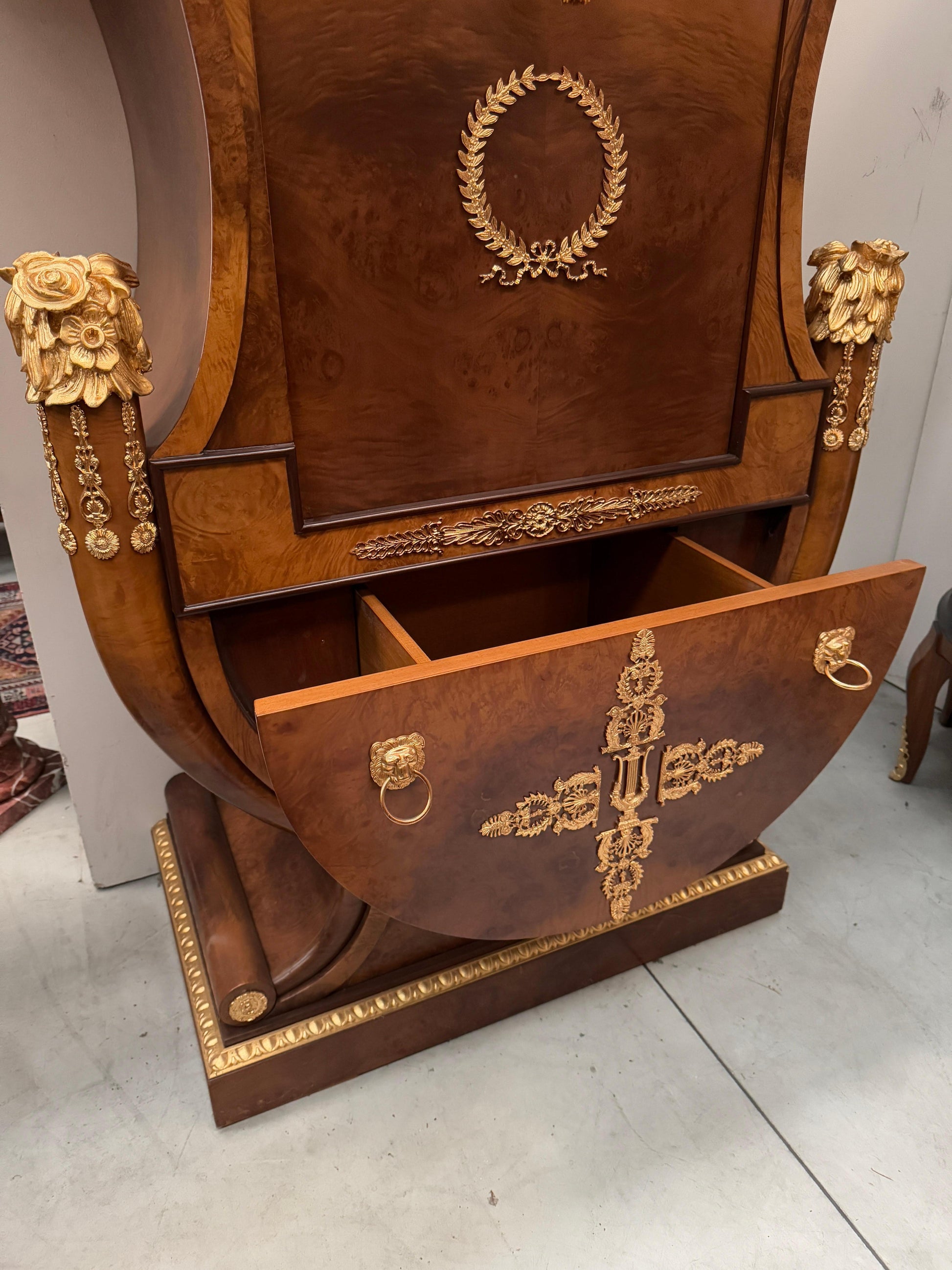 Grande scrivania italiana di lusso stile versailles in legno e bronzo anni '70