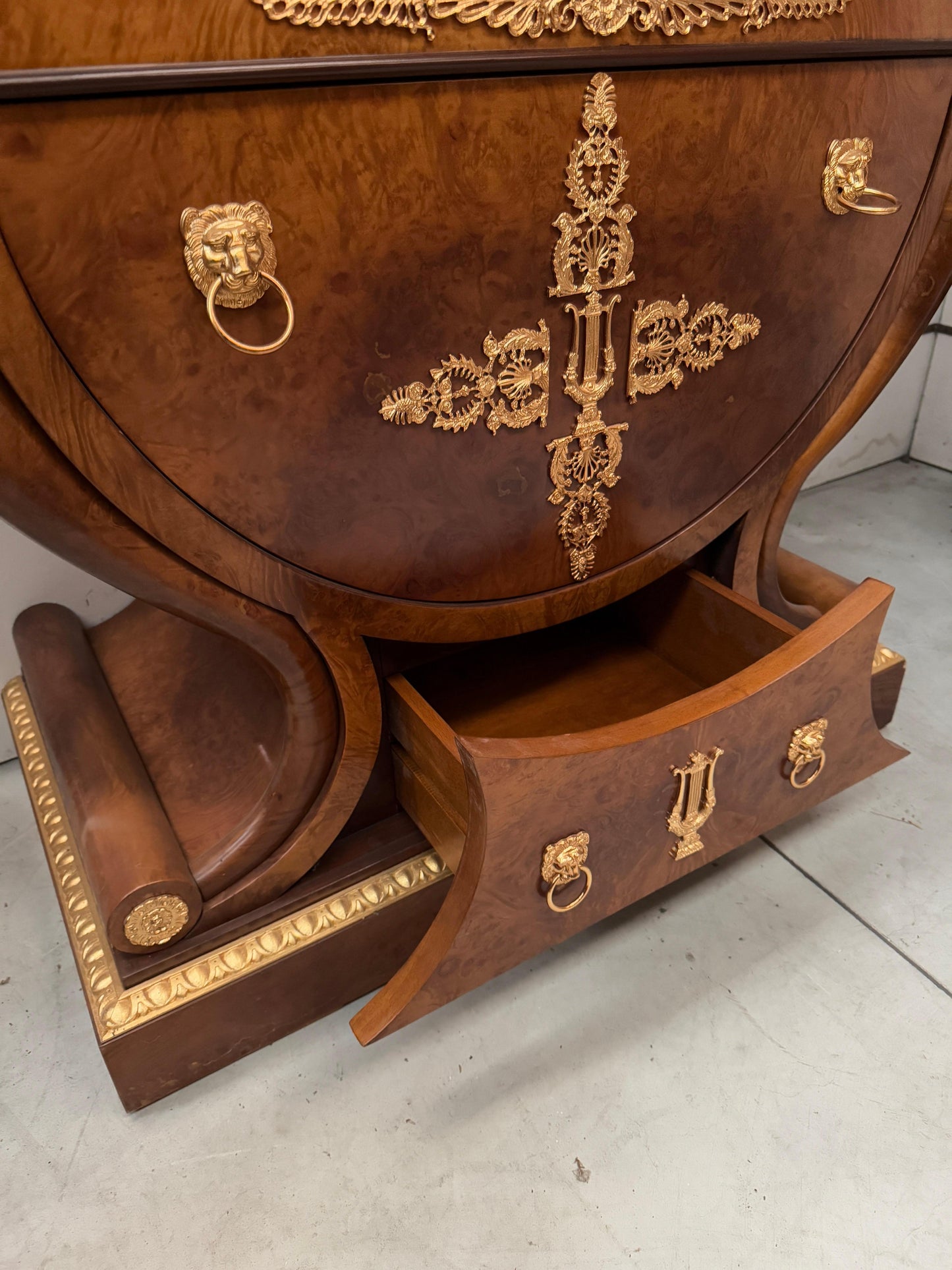 Grande scrivania italiana di lusso stile versailles in legno e bronzo anni '70