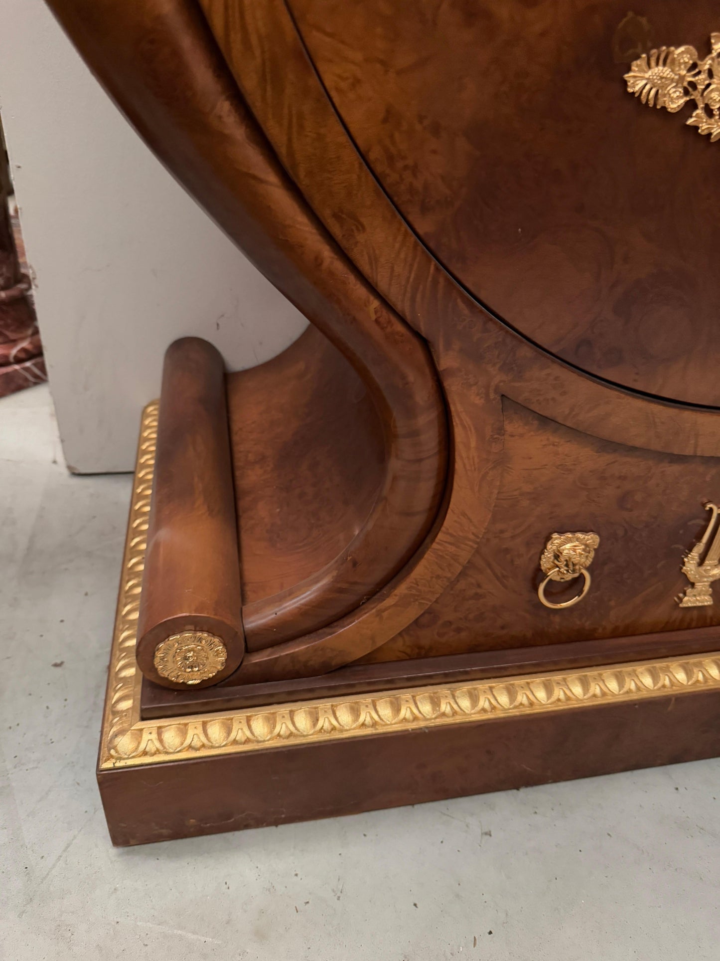 Grande scrivania italiana di lusso stile versailles in legno e bronzo anni '70