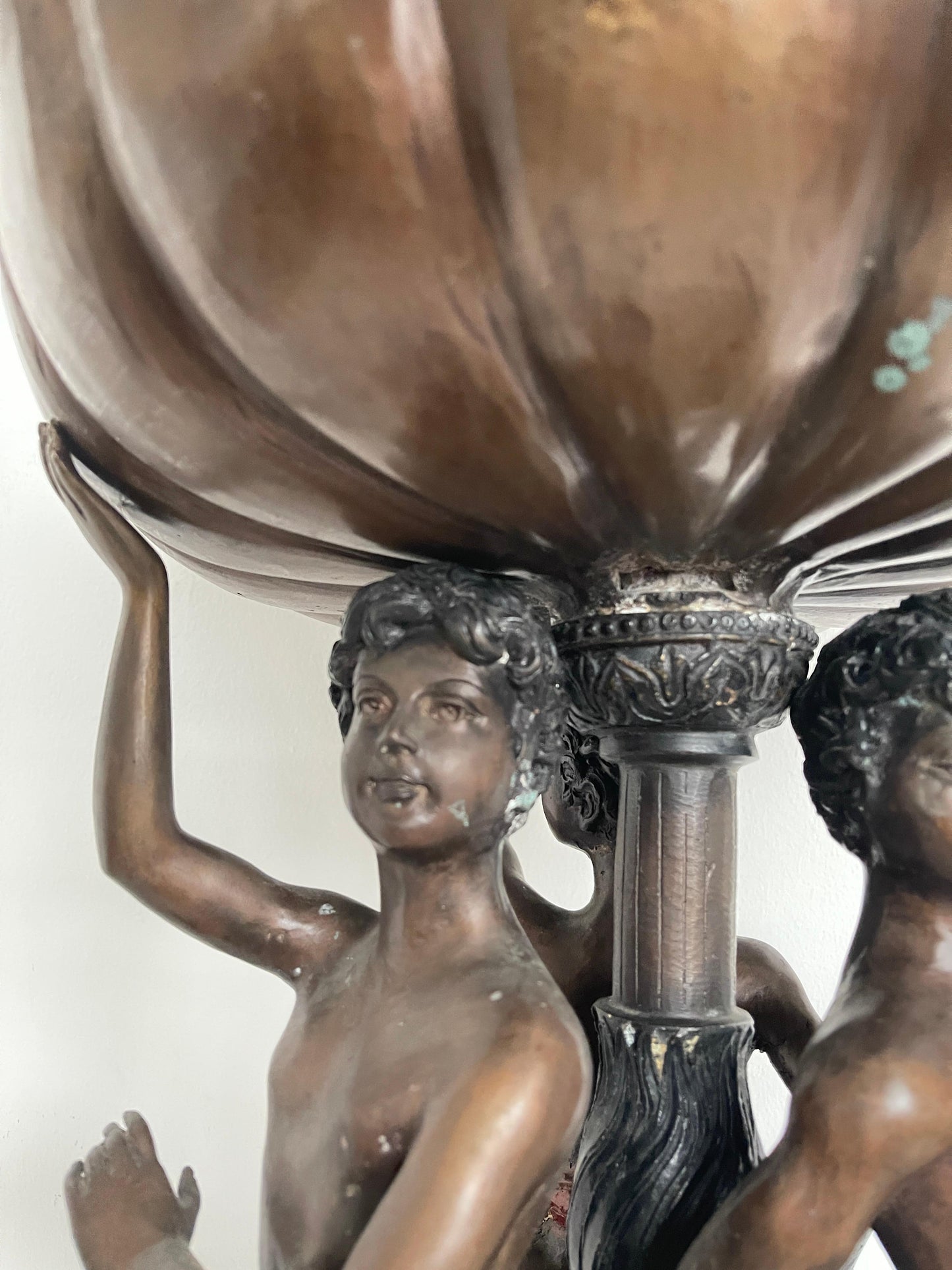 Alzata in bronzo con scultura di putti del XX secolo