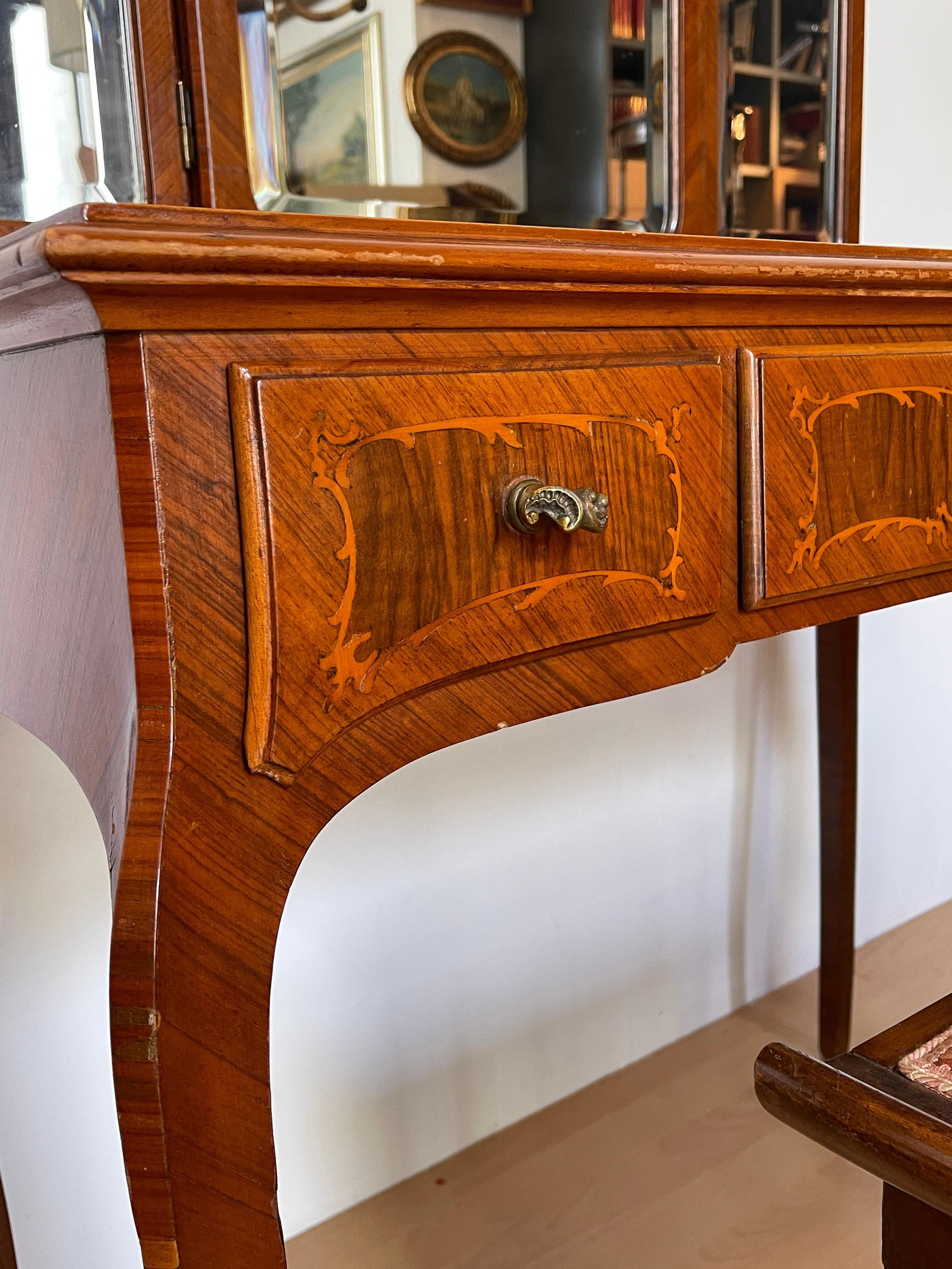 Toilette vintage con tre specchi e sgabello italiano imbottito degli anni '80