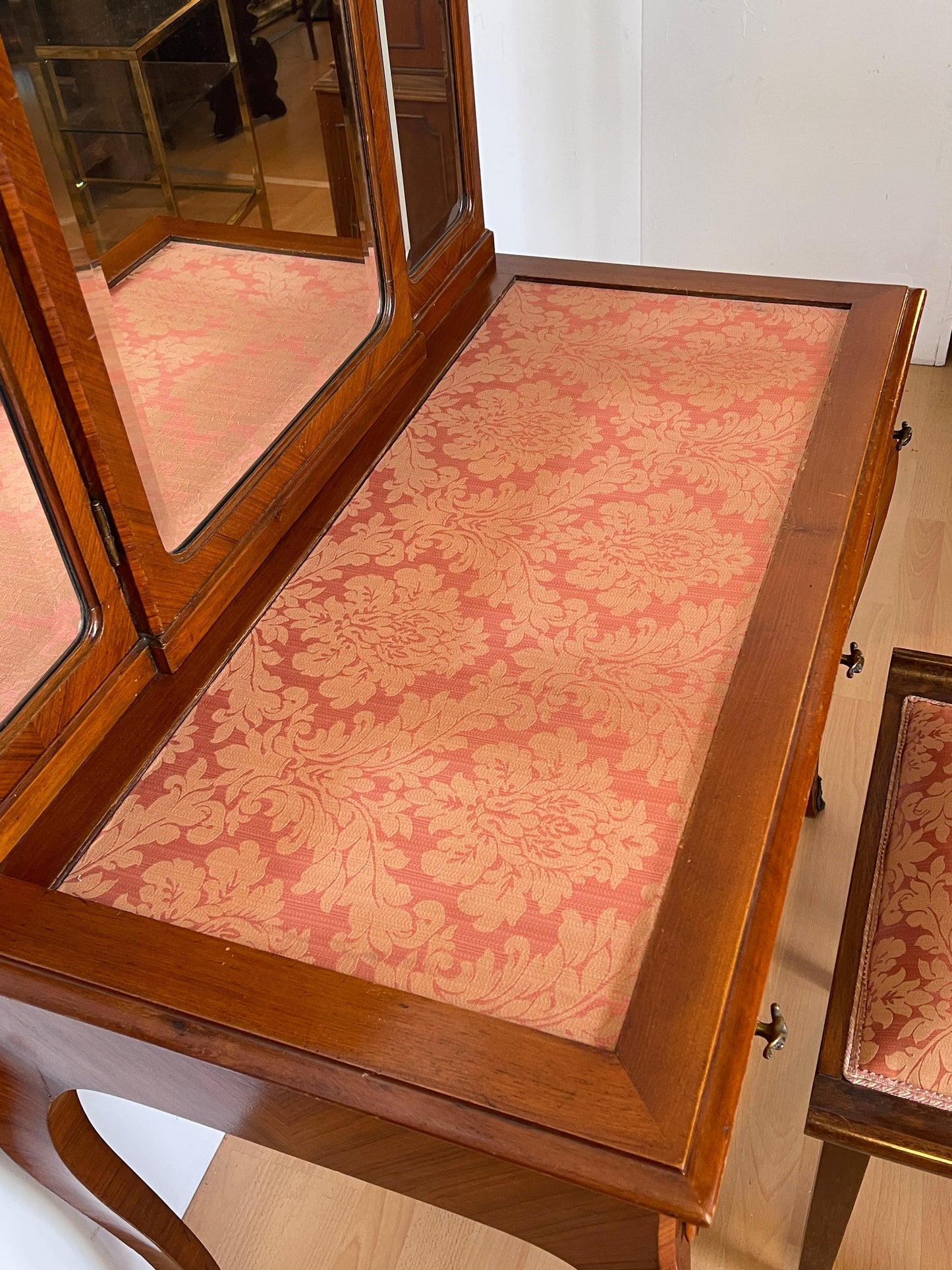 Toilette vintage con tre specchi e sgabello italiano imbottito degli anni '80