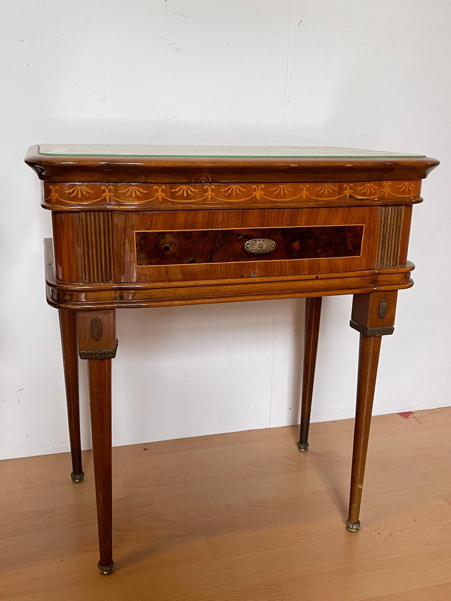 Coppia di comodini in legno intarsiato stile italiano anni '50