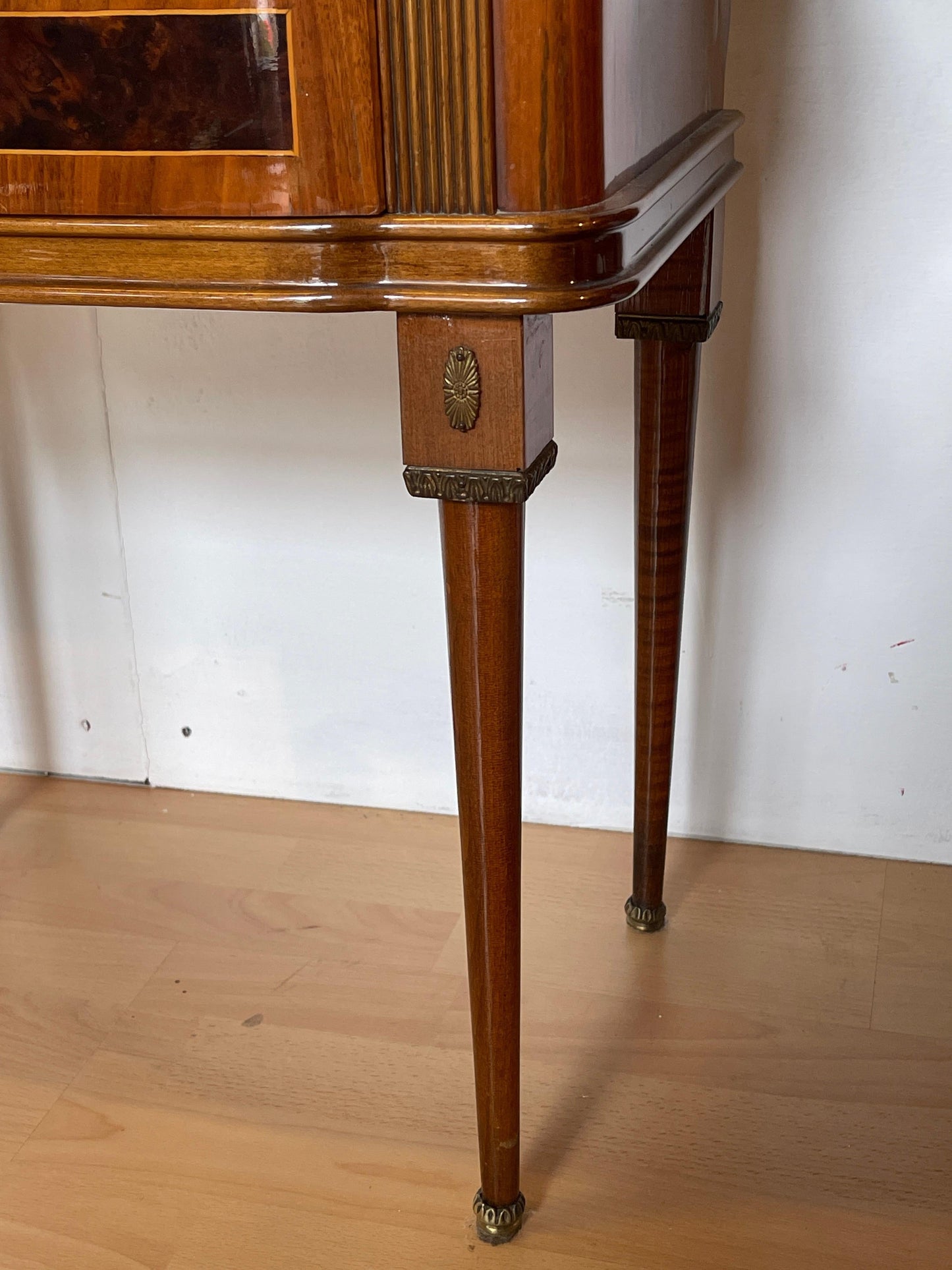 Coppia di comodini in legno intarsiato stile italiano anni '50