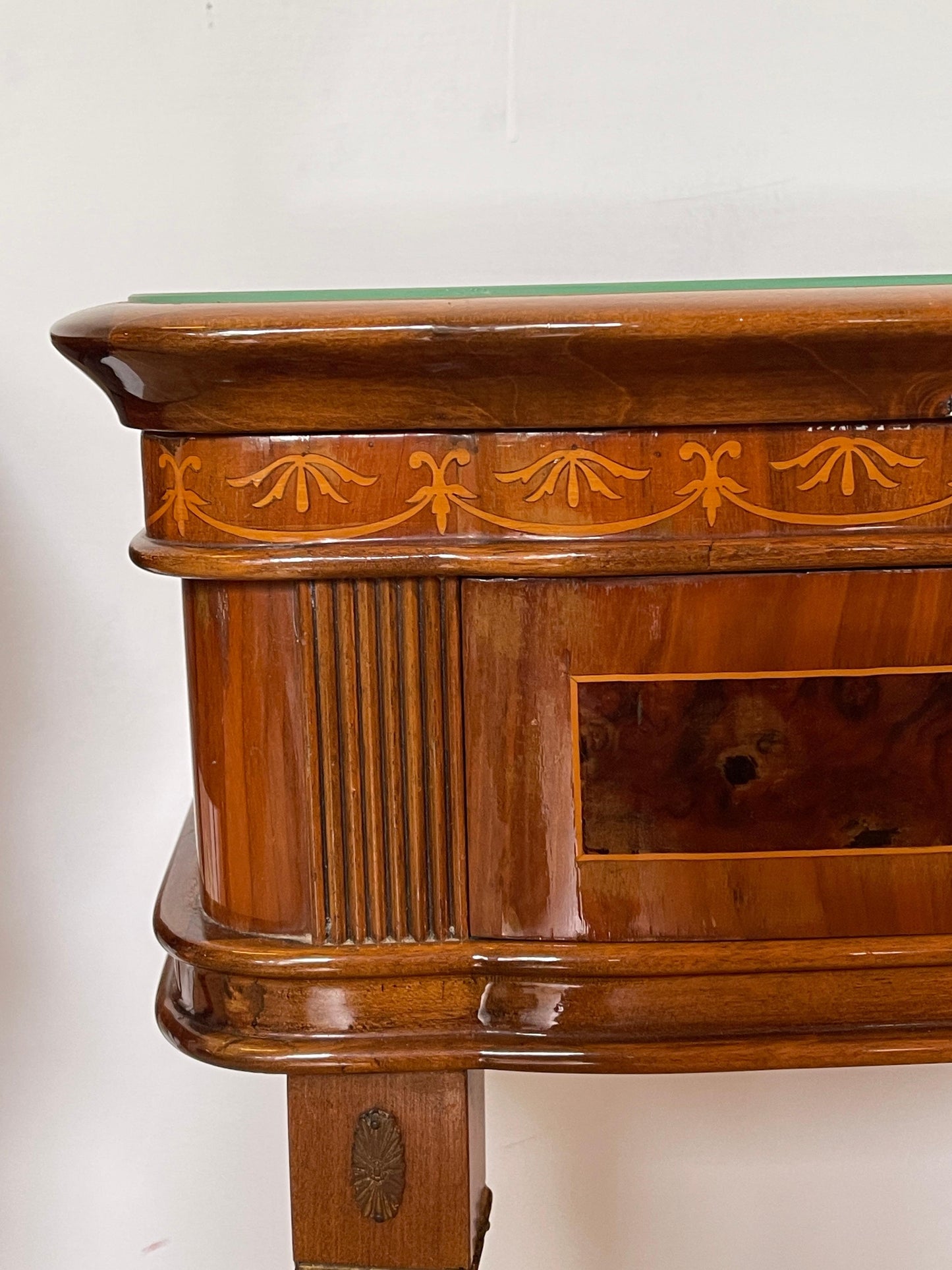 Coppia di comodini in legno intarsiato stile italiano anni '50