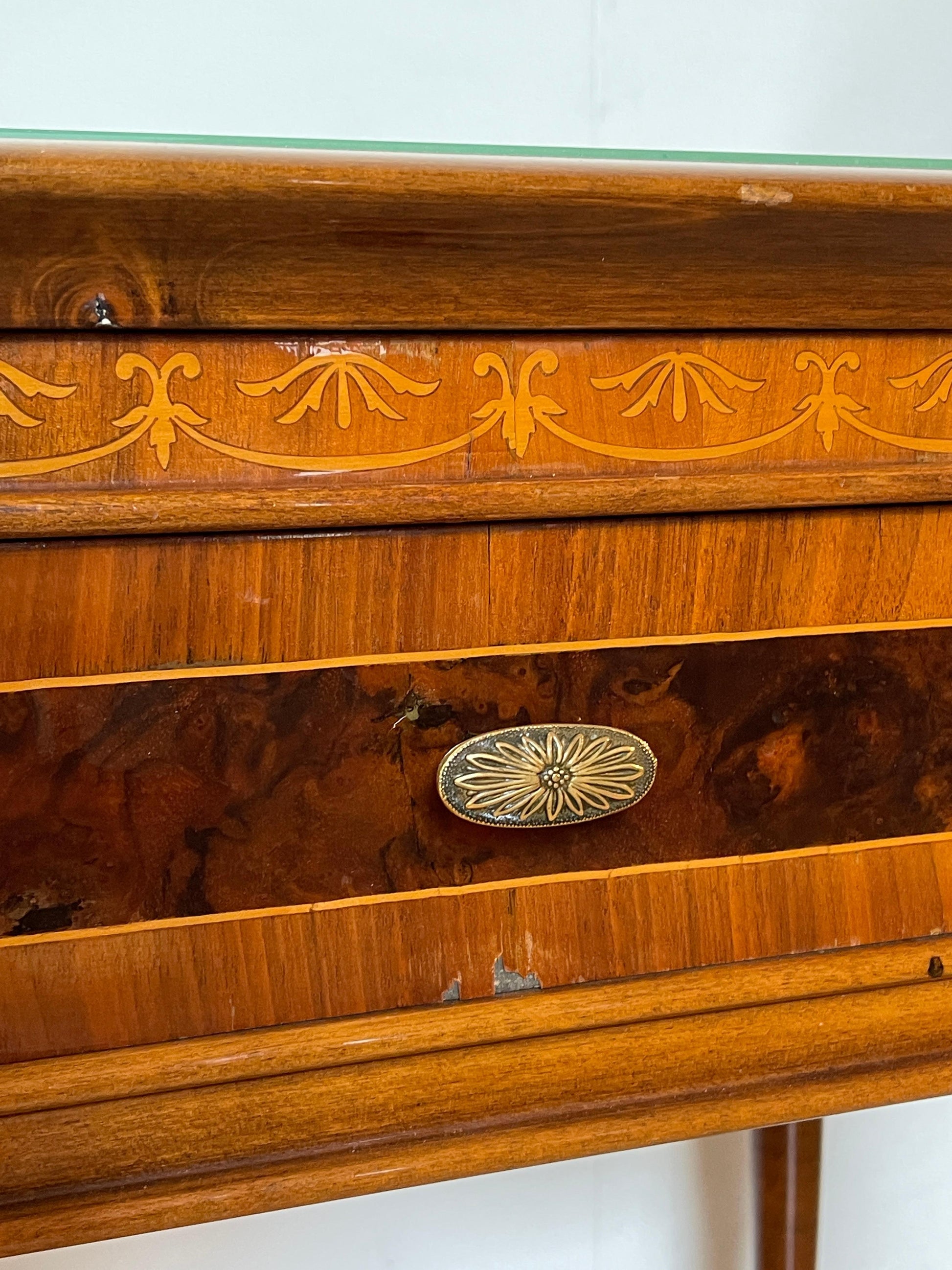 Coppia di comodini in legno intarsiato stile italiano anni '50