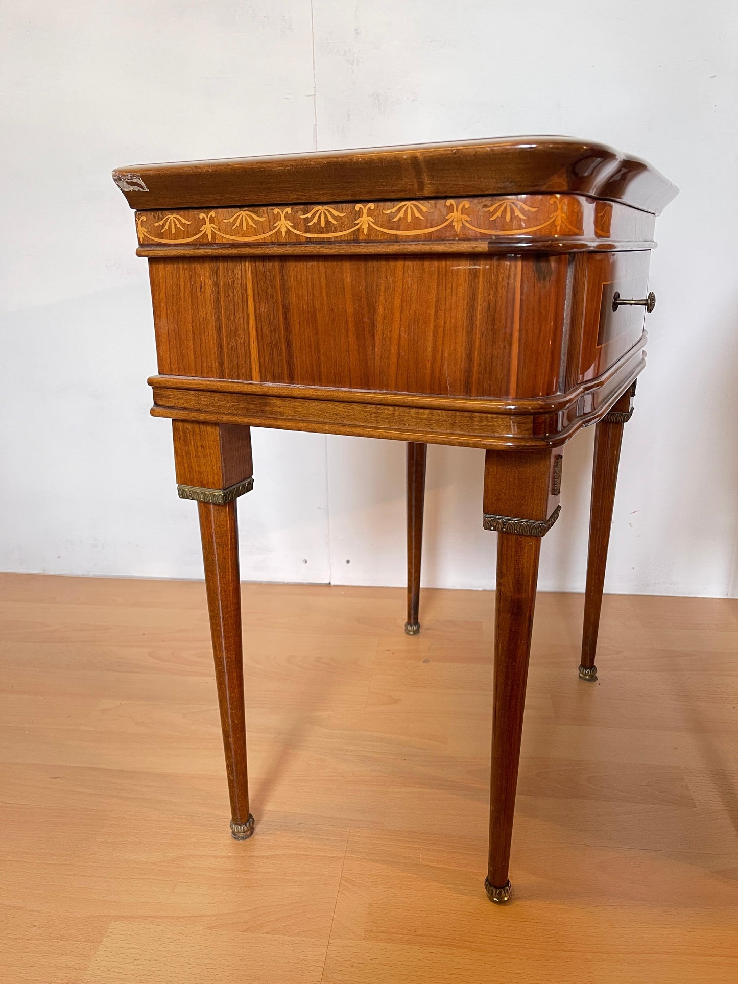 Coppia di comodini in legno intarsiato stile italiano anni '50