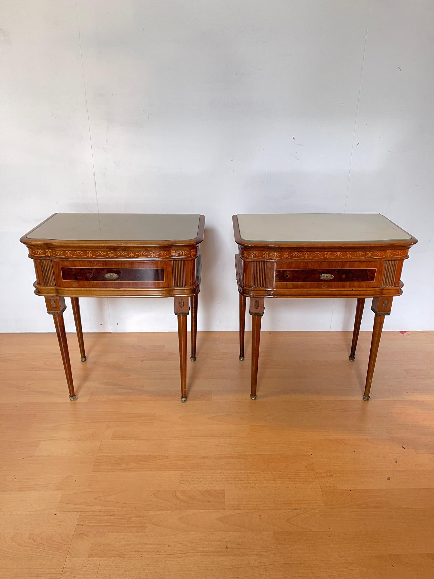 Coppia di comodini in legno intarsiato stile italiano anni '50