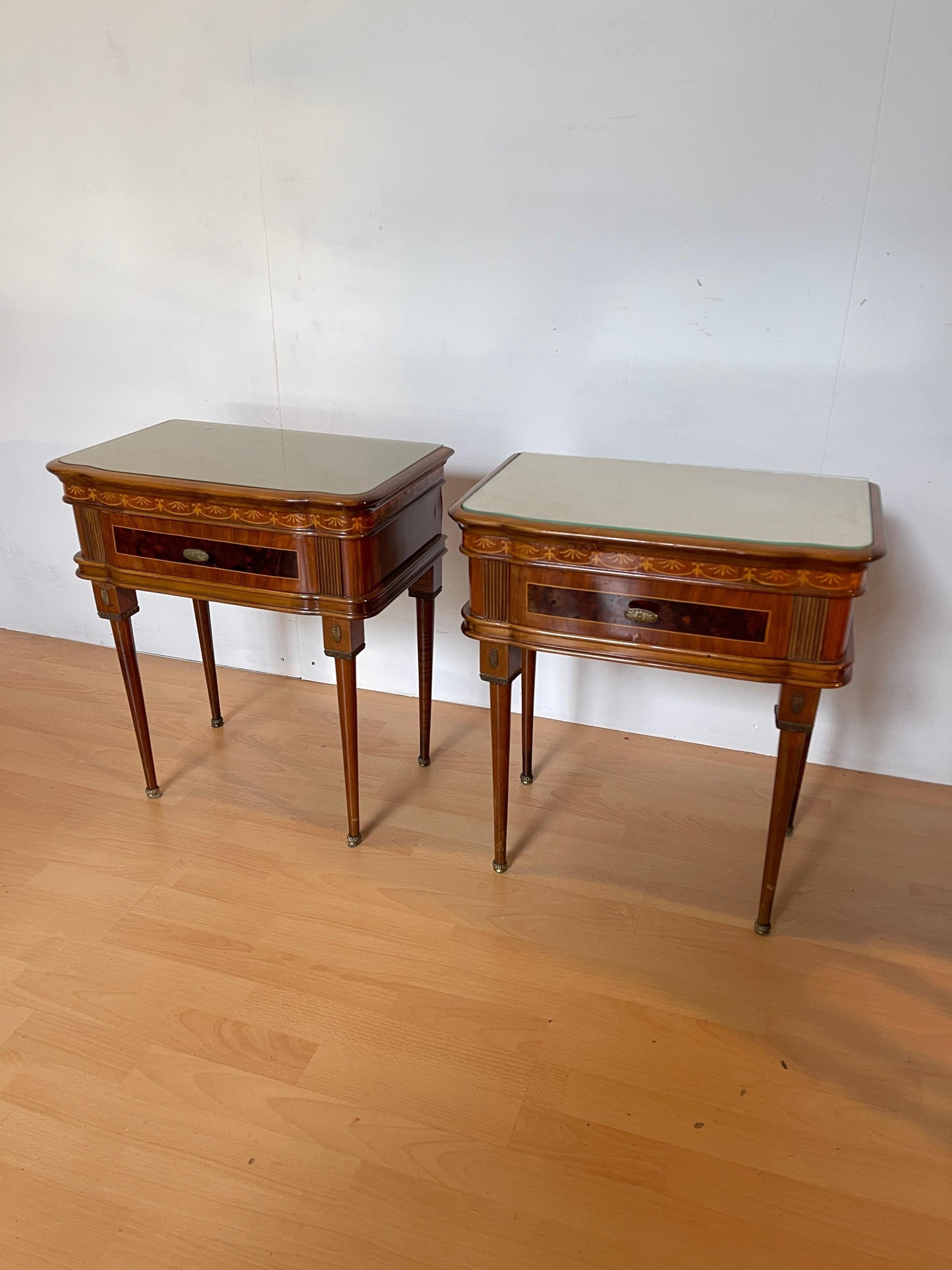 Coppia di comodini in legno intarsiato stile italiano anni '50