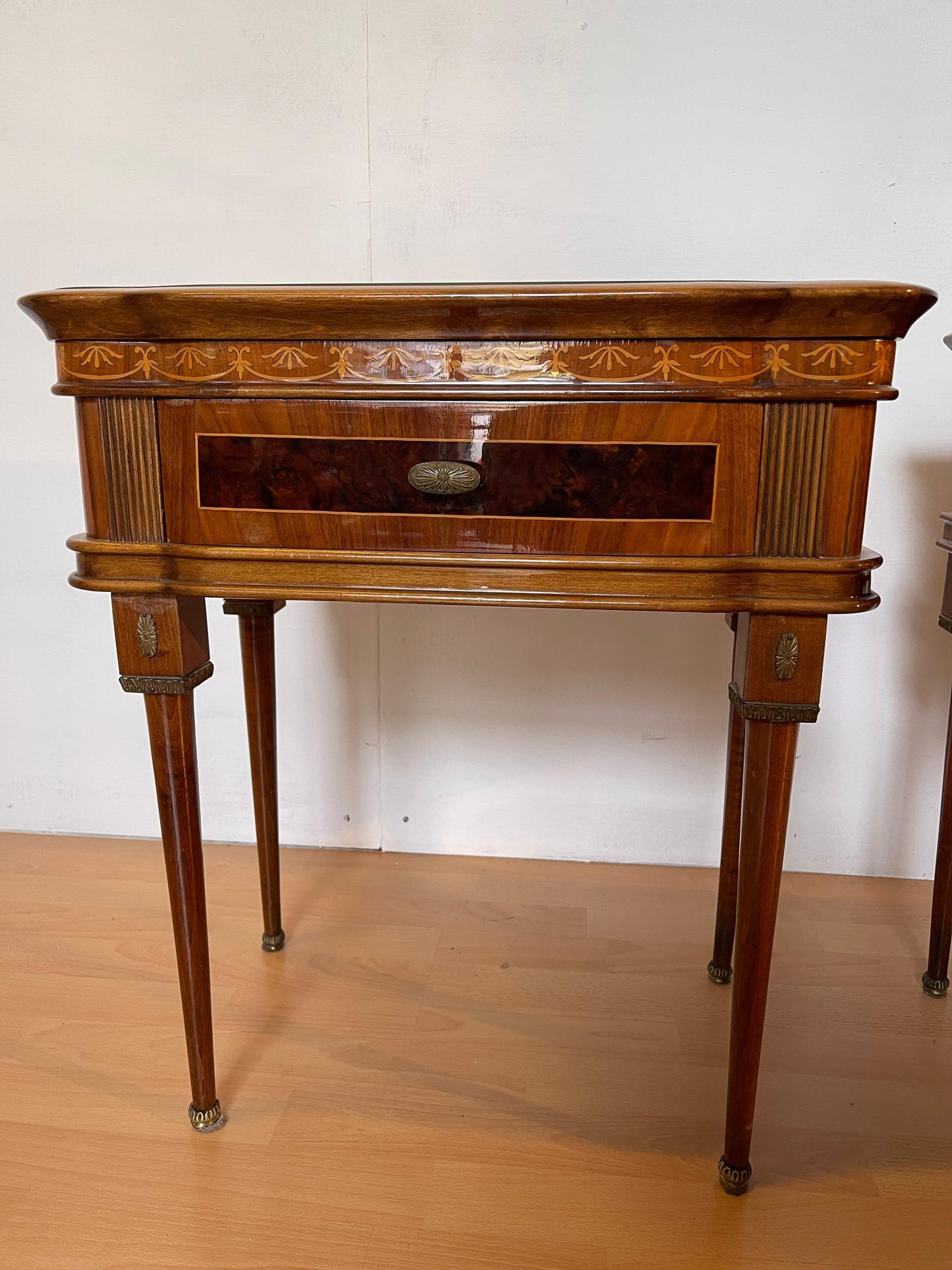 Coppia di comodini in legno intarsiato stile italiano anni '50