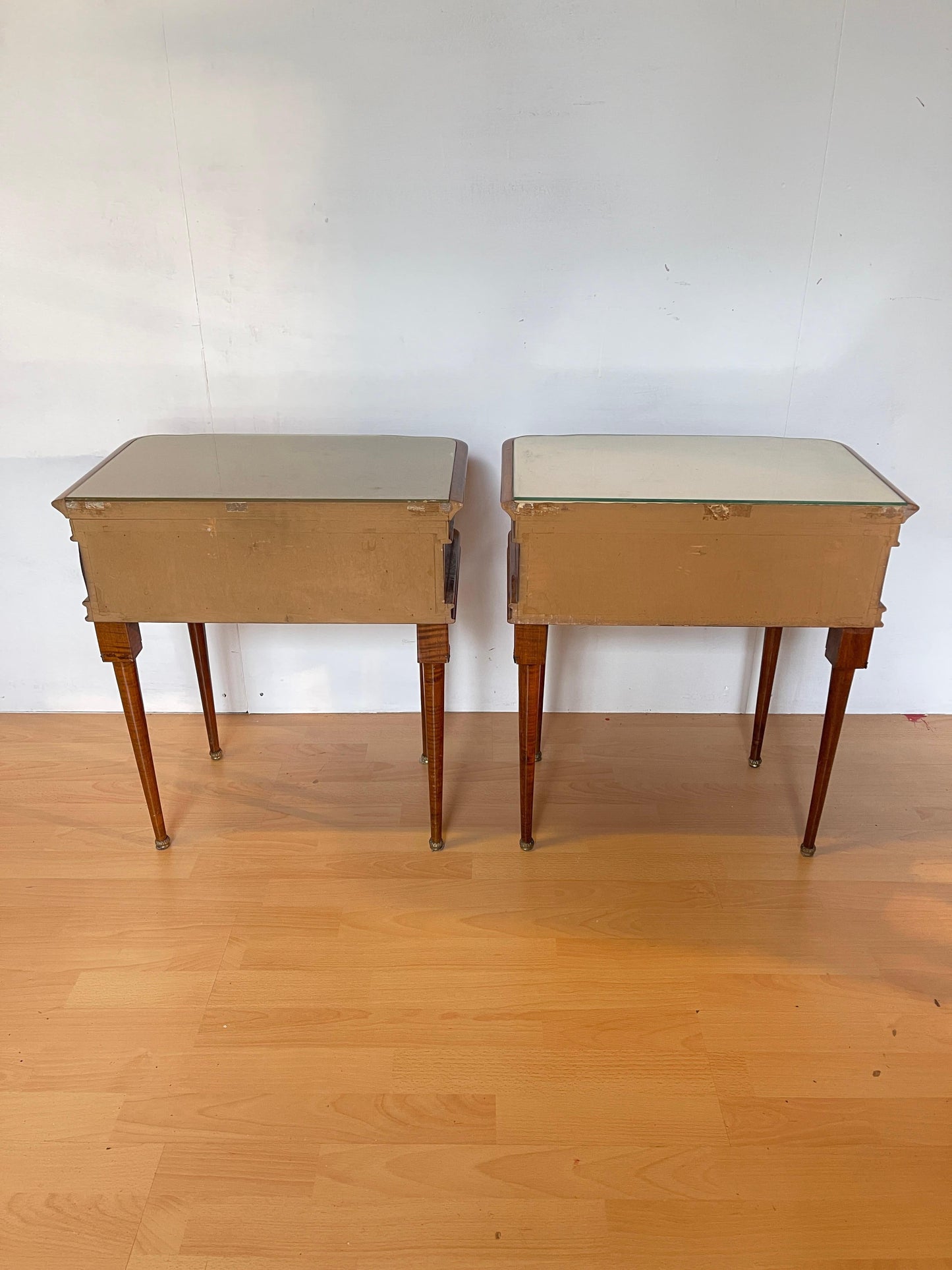 Coppia di comodini in legno intarsiato stile italiano anni '50