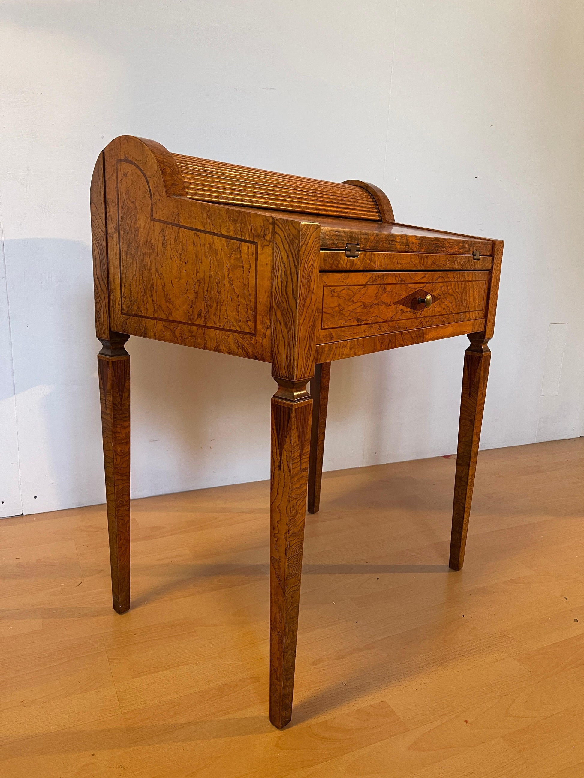 Scrivania in legno noce intarsiato stile italiano anni '60