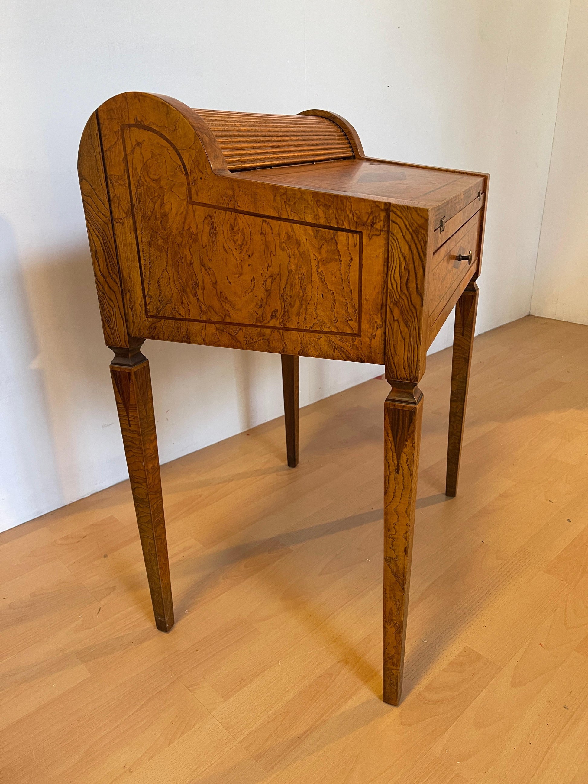 Scrivania in legno noce intarsiato stile italiano anni '60