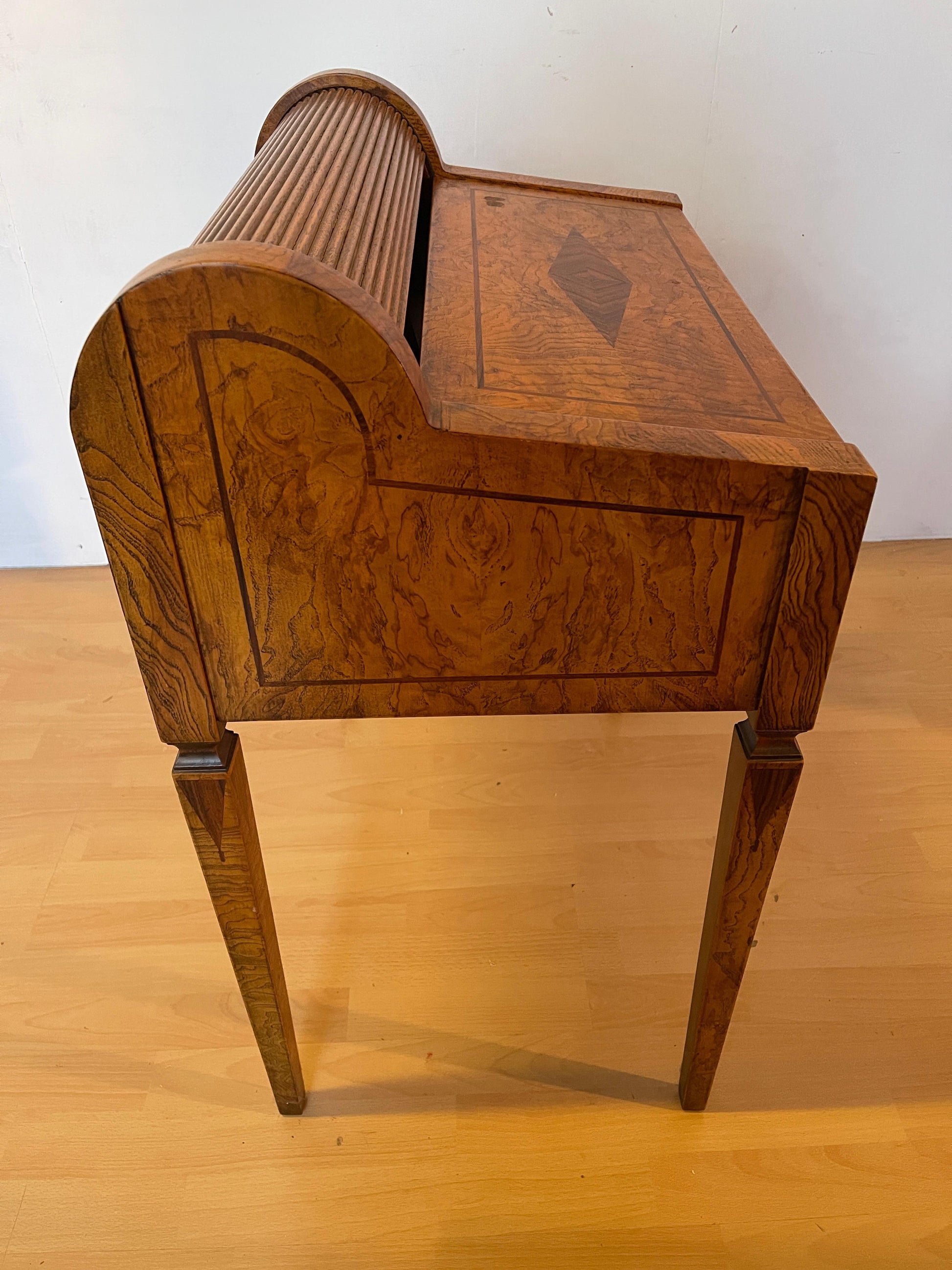 Scrivania in legno noce intarsiato stile italiano anni '60