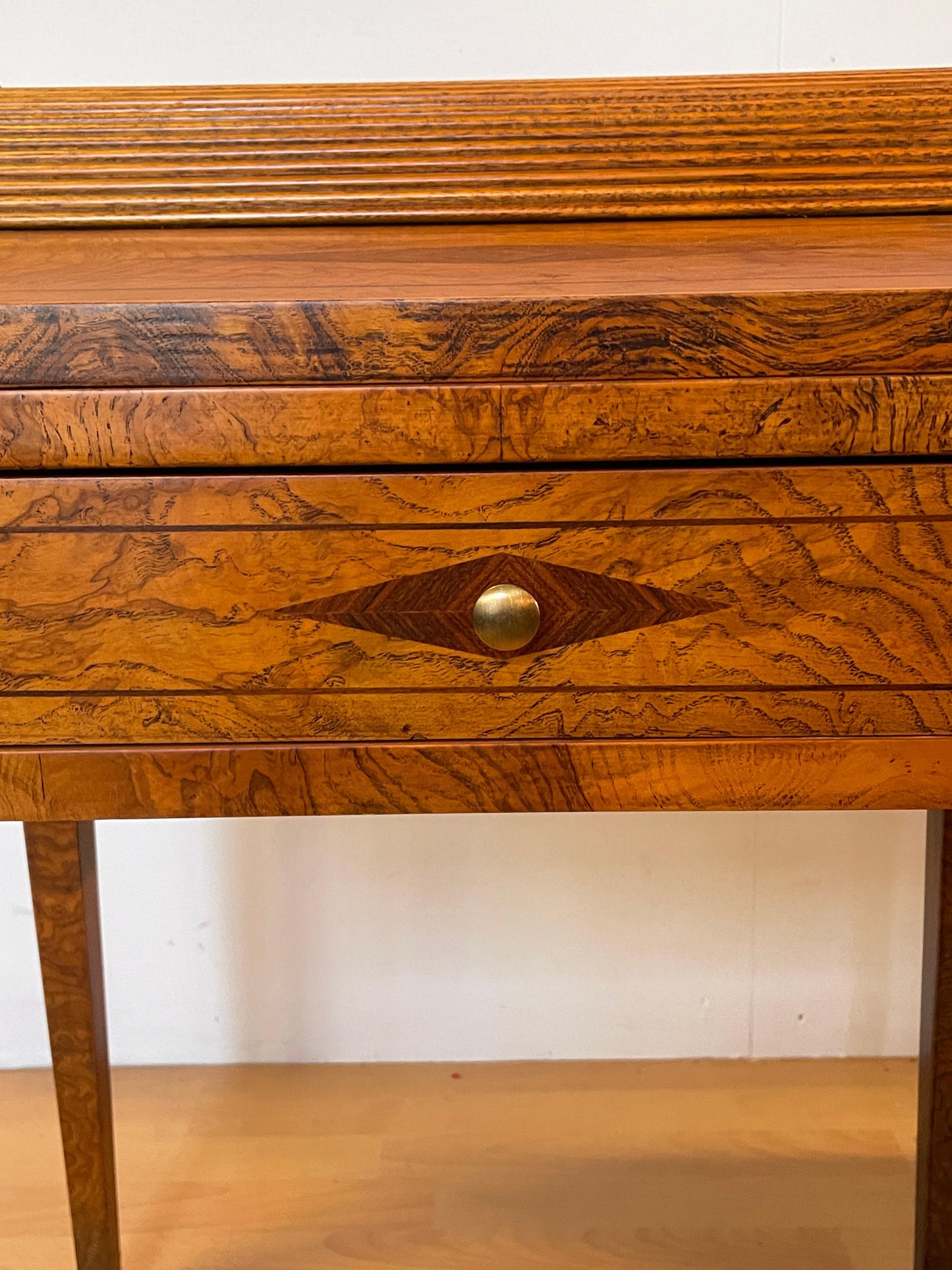 Scrivania in legno noce intarsiato stile italiano anni '60