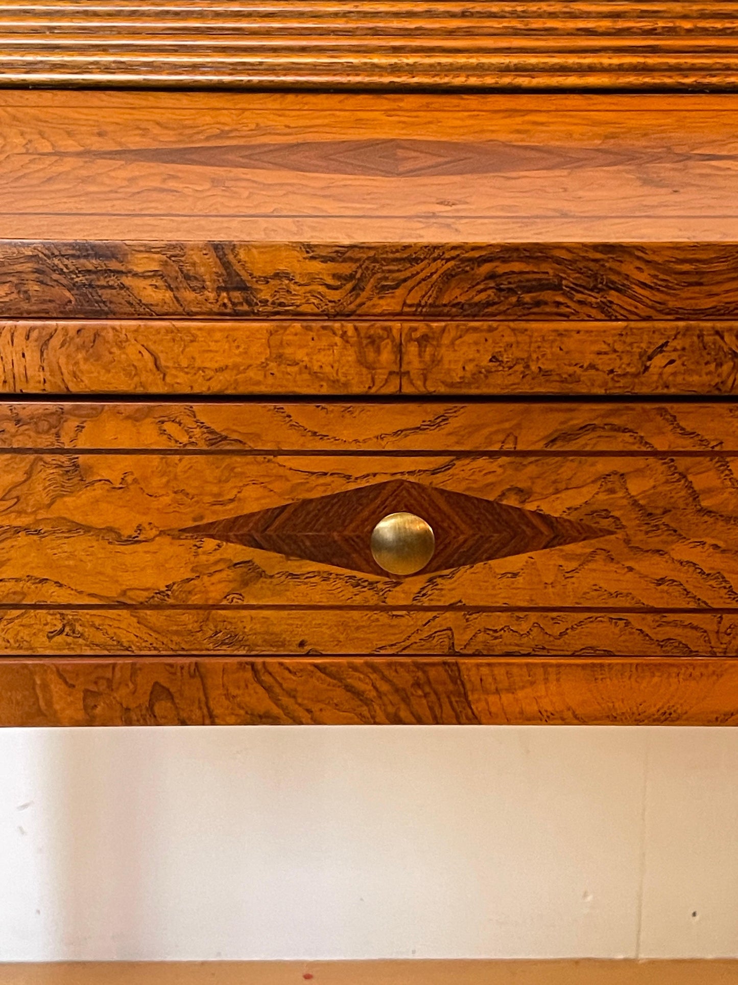 Scrivania in legno noce intarsiato stile italiano anni '60