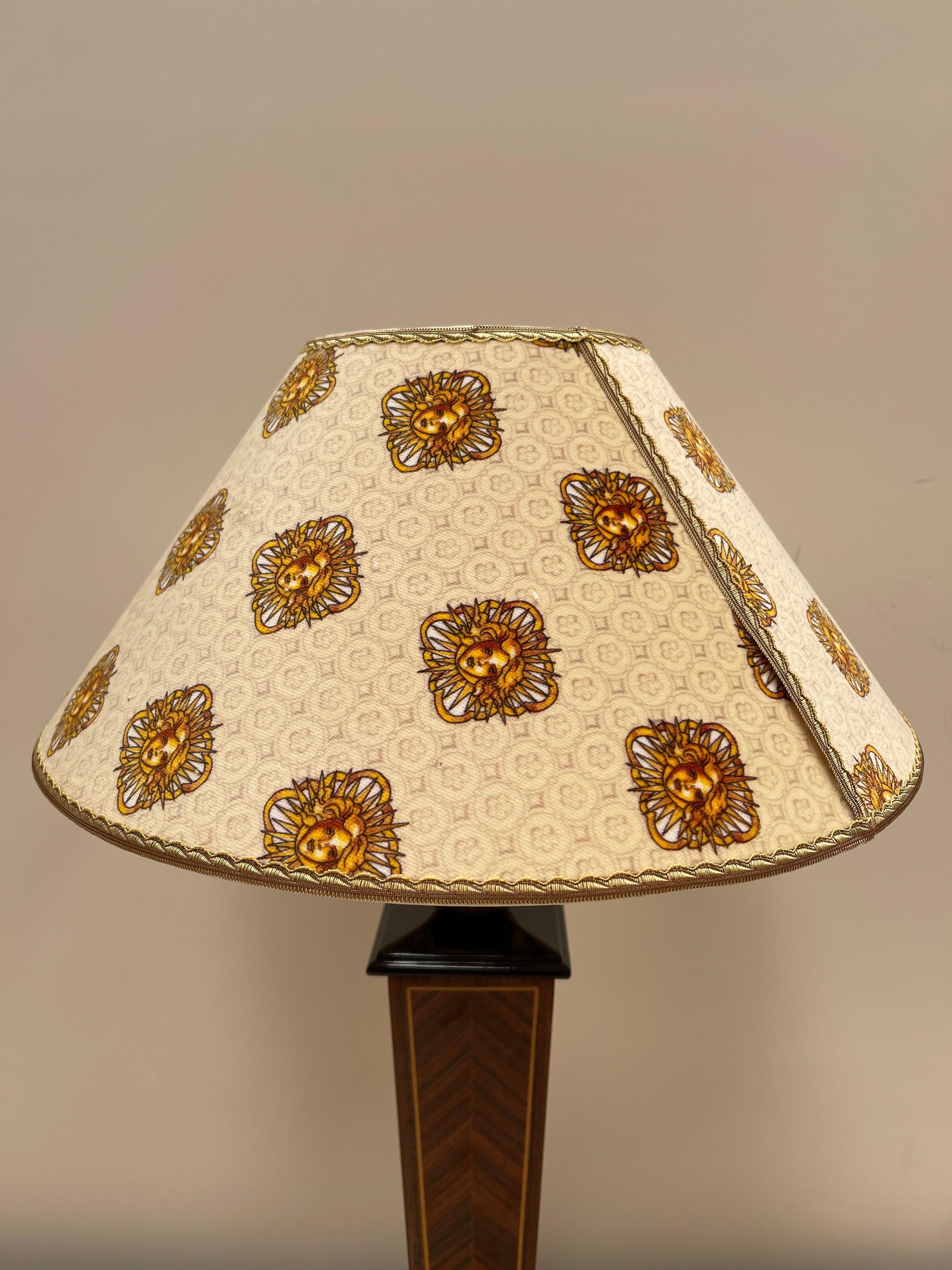 Elegante Lampade da tavolo versailles in legno con paralume a cupola anni '90