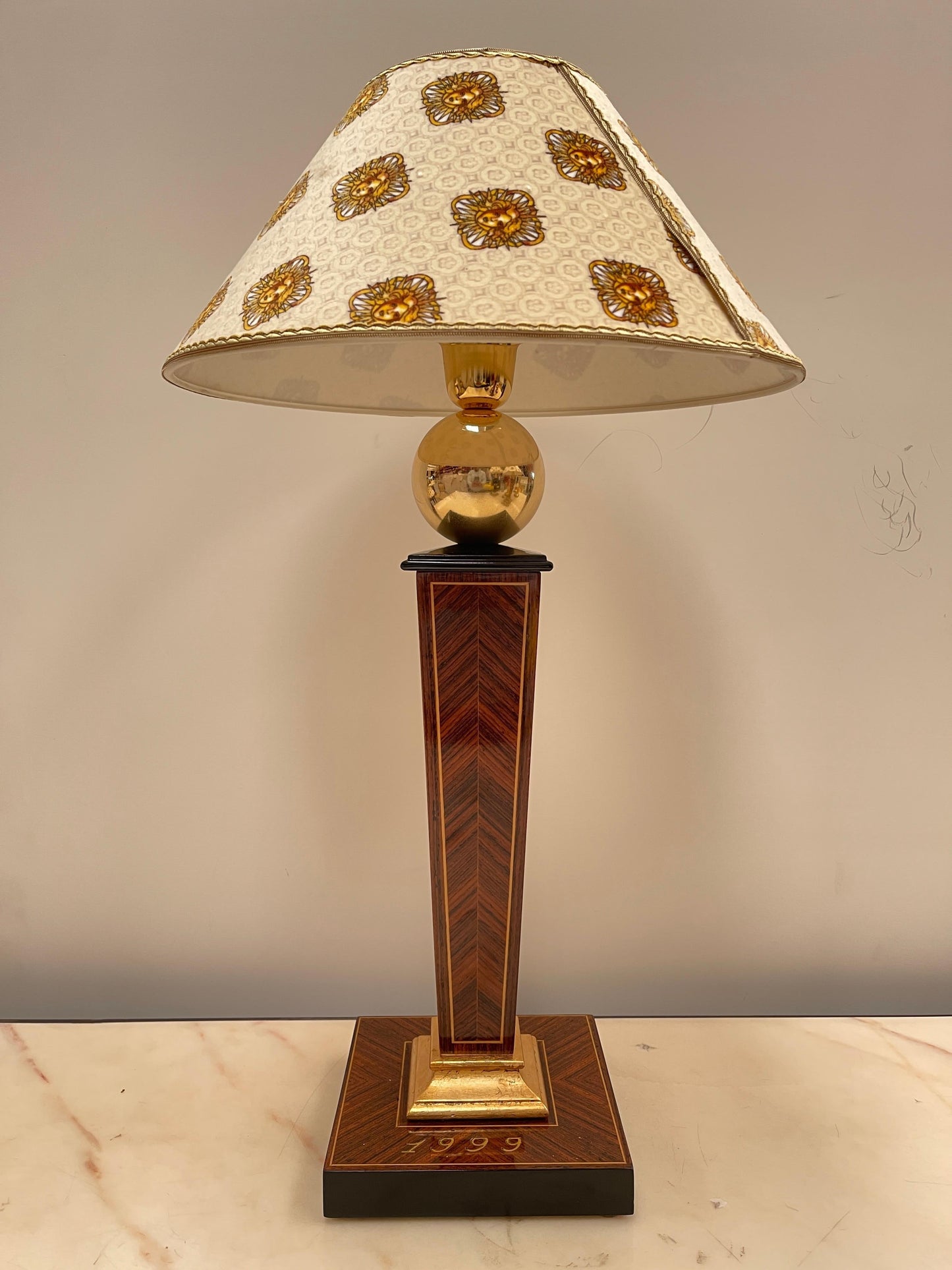 Elegante Lampade da tavolo versailles in legno con paralume a cupola anni '90