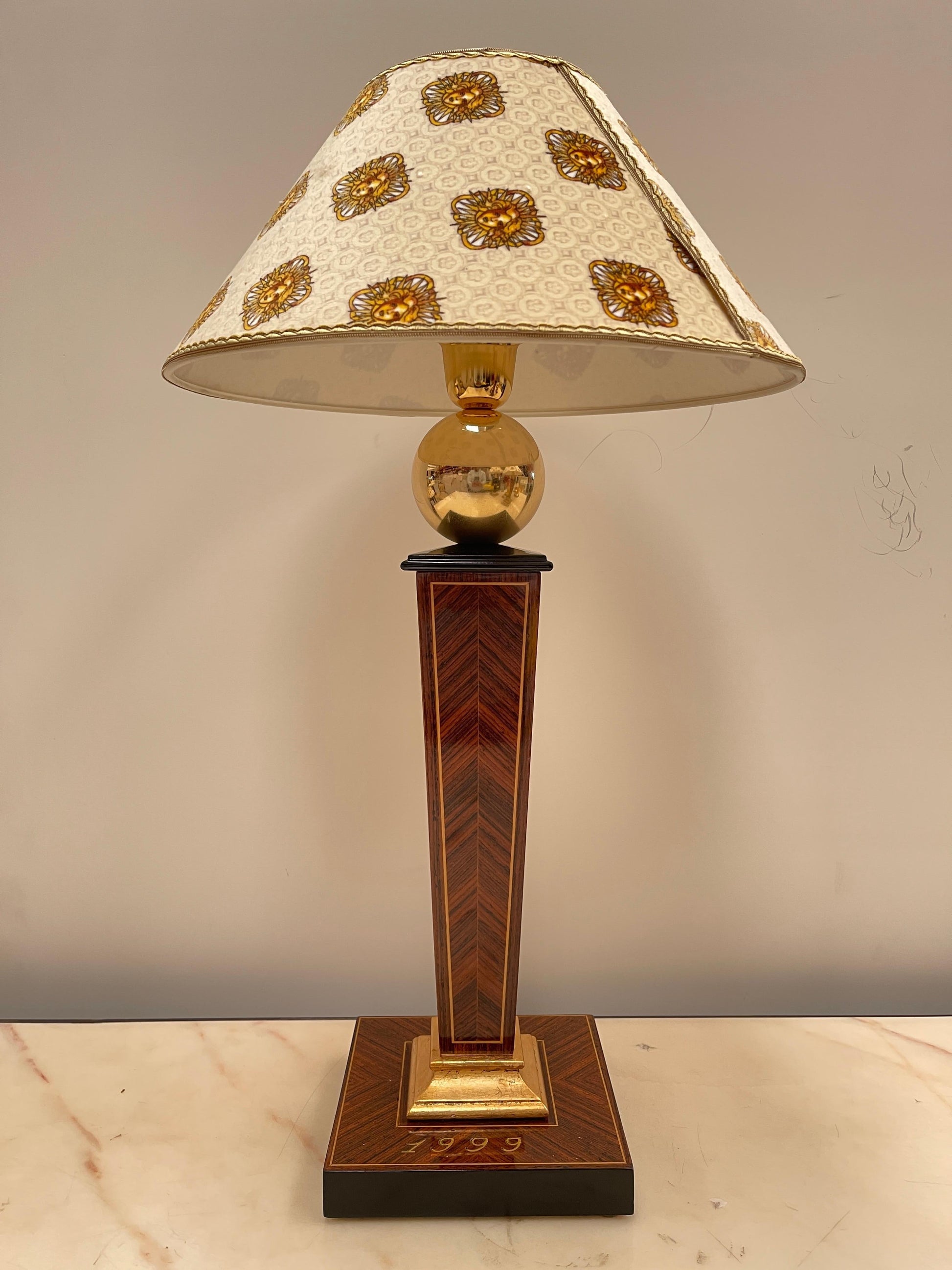 Elegante Lampade da tavolo versailles in legno con paralume a cupola anni '90