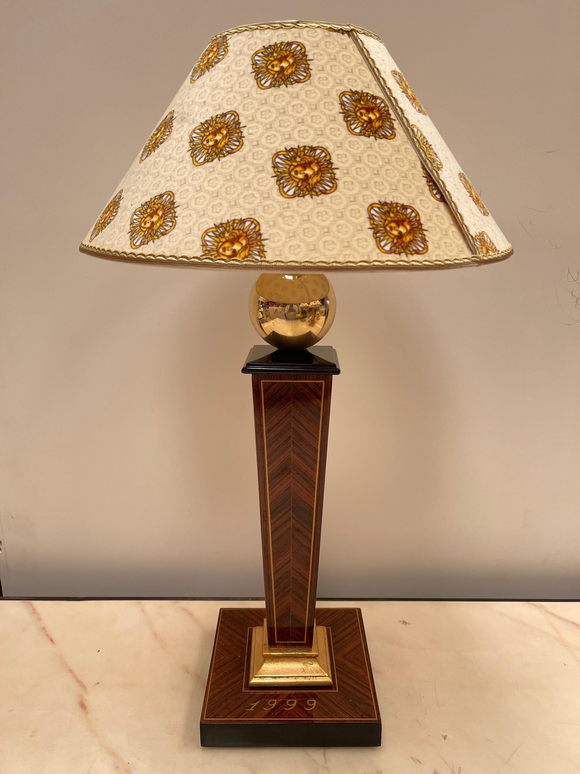 Elegante Lampade da tavolo versailles in legno con paralume a cupola anni '90