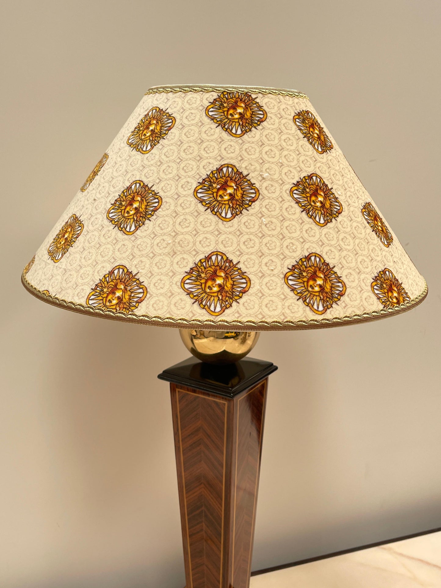 Elegante Lampade da tavolo versailles in legno con paralume a cupola anni '90