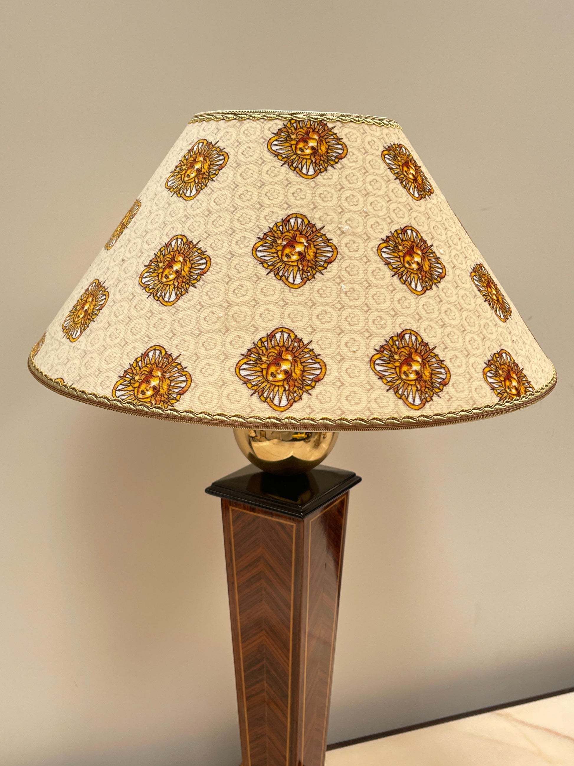 Elegante Lampade da tavolo versailles in legno con paralume a cupola anni '90