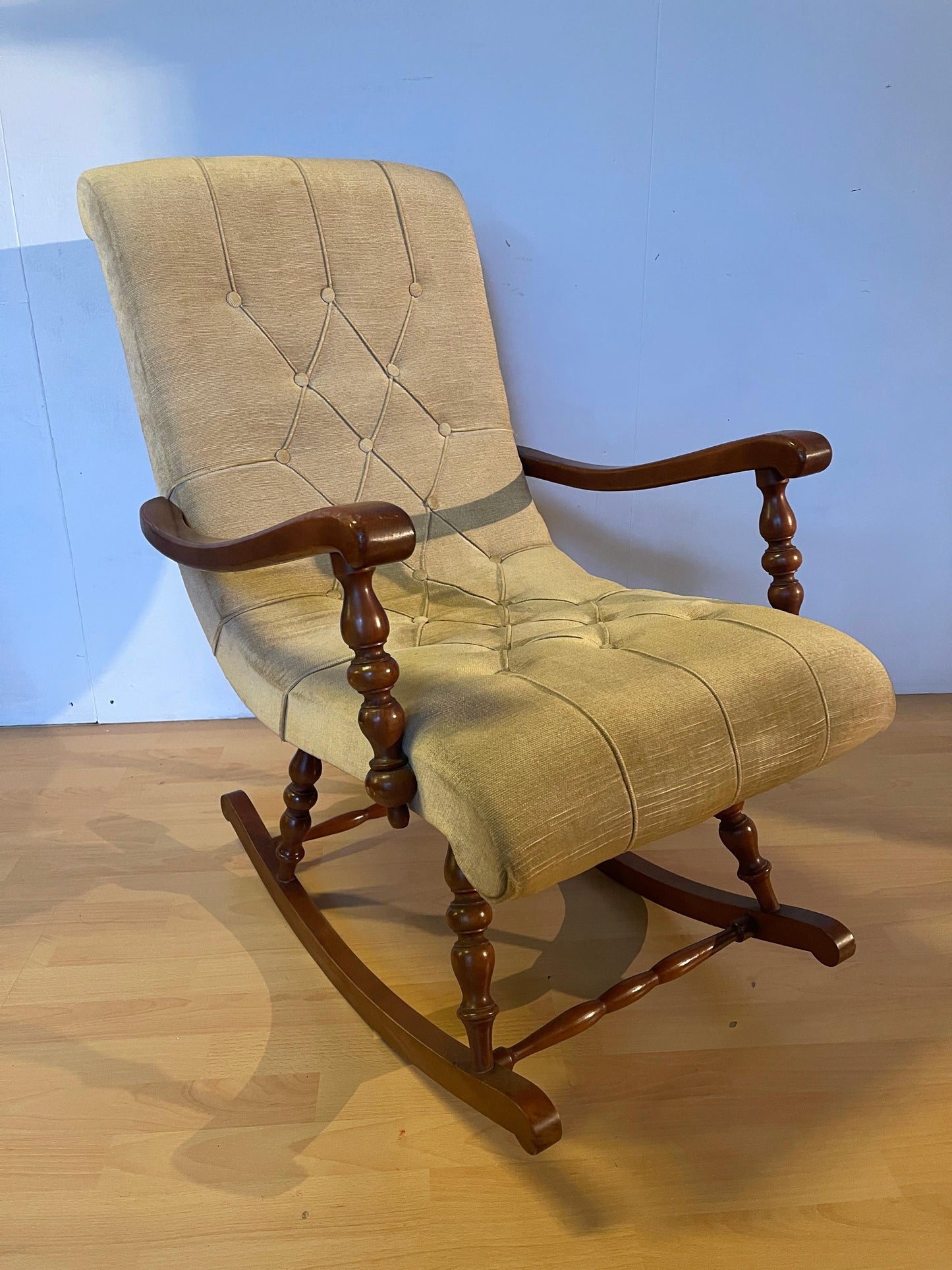 Elegante sedia a dondolo stile classico italiano anni '90