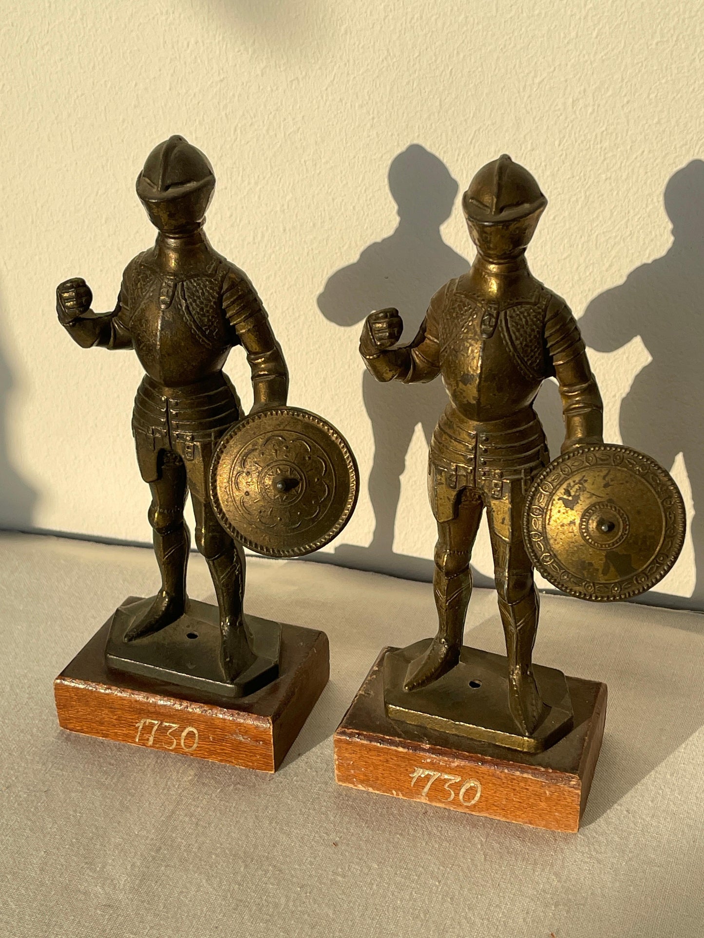 Coppia di Statuette in ottone e metallo con base in legno raffiguranti Cavalieri