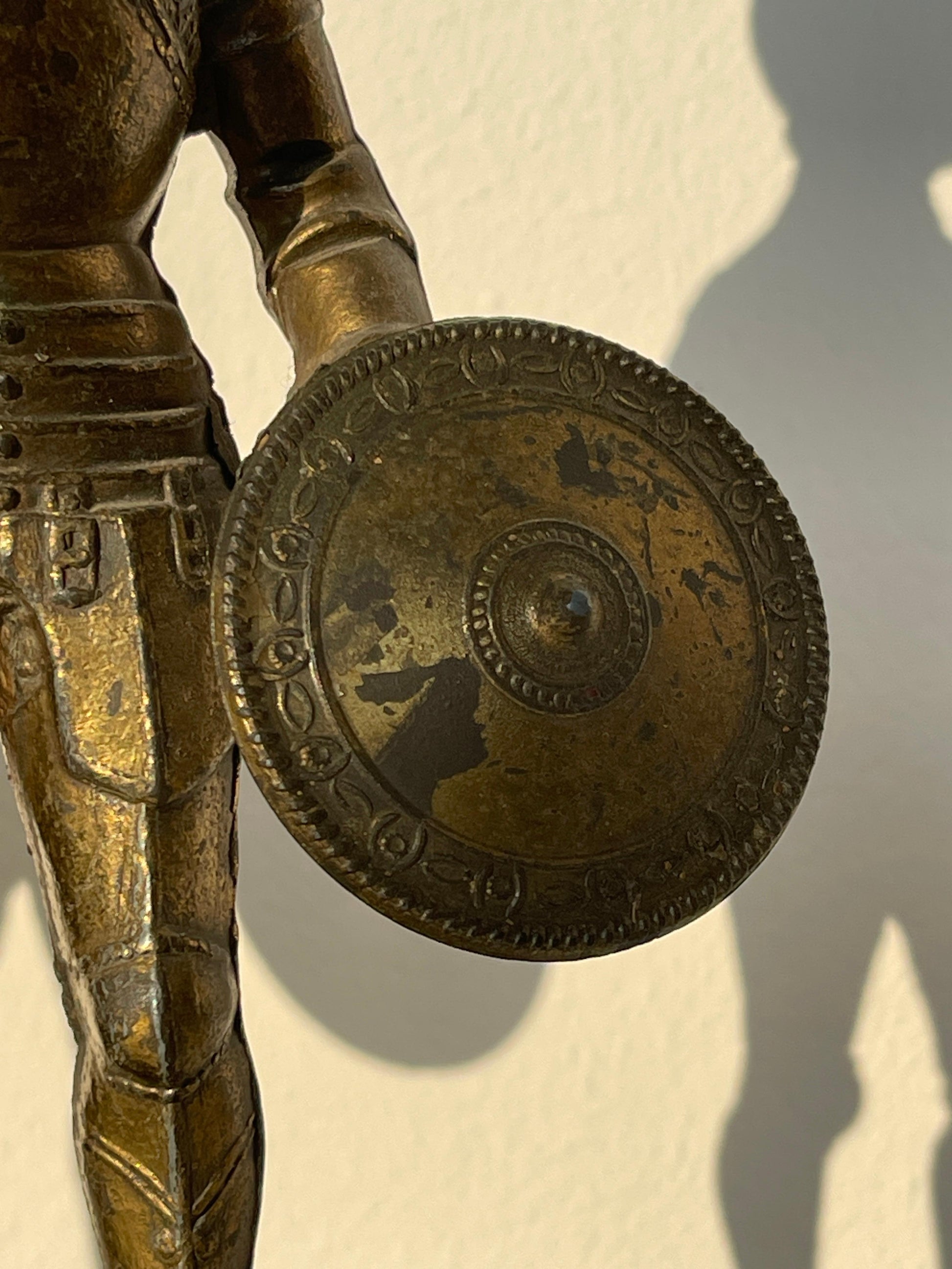 Coppia di Statuette in ottone e metallo con base in legno raffiguranti Cavalieri