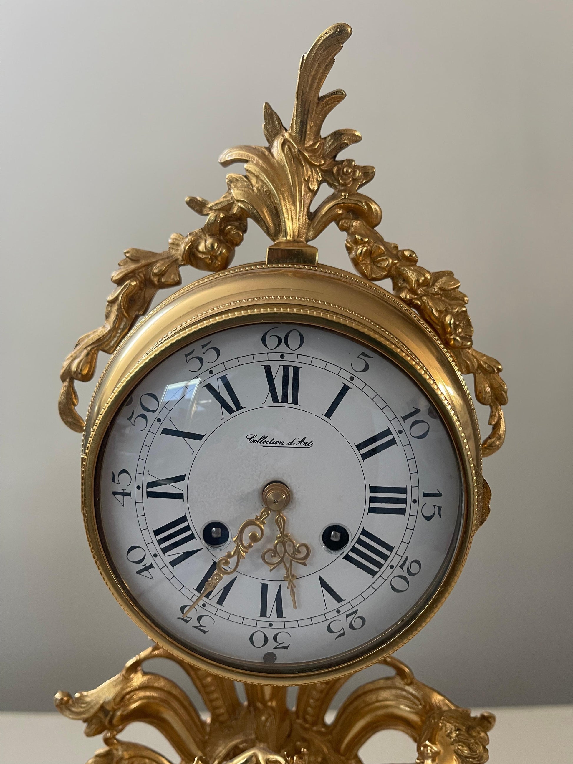 Orologio da tavolo in bronzo dorato stile francese, XX secolo