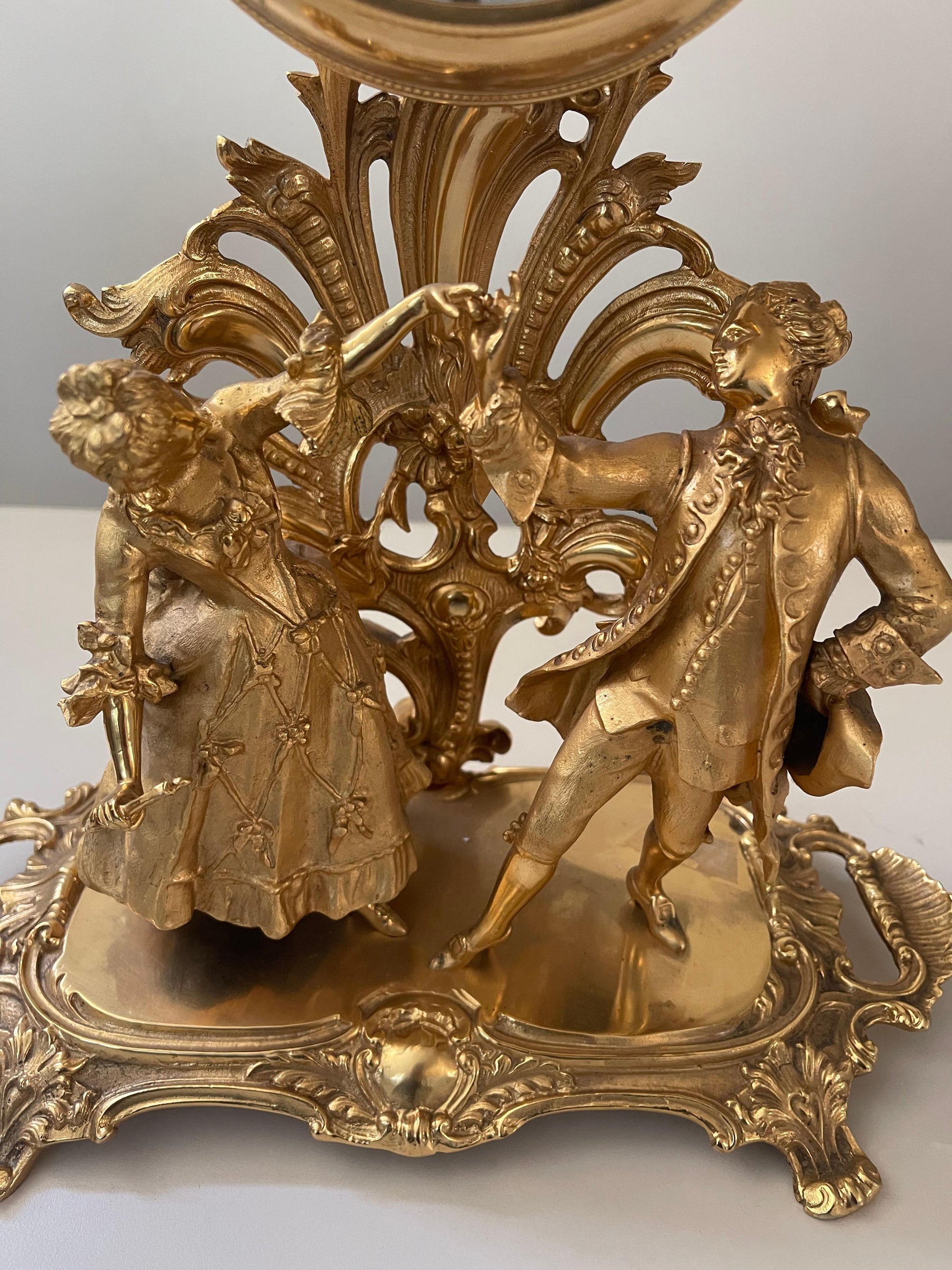 Orologio da tavolo in bronzo dorato stile francese, XX secolo