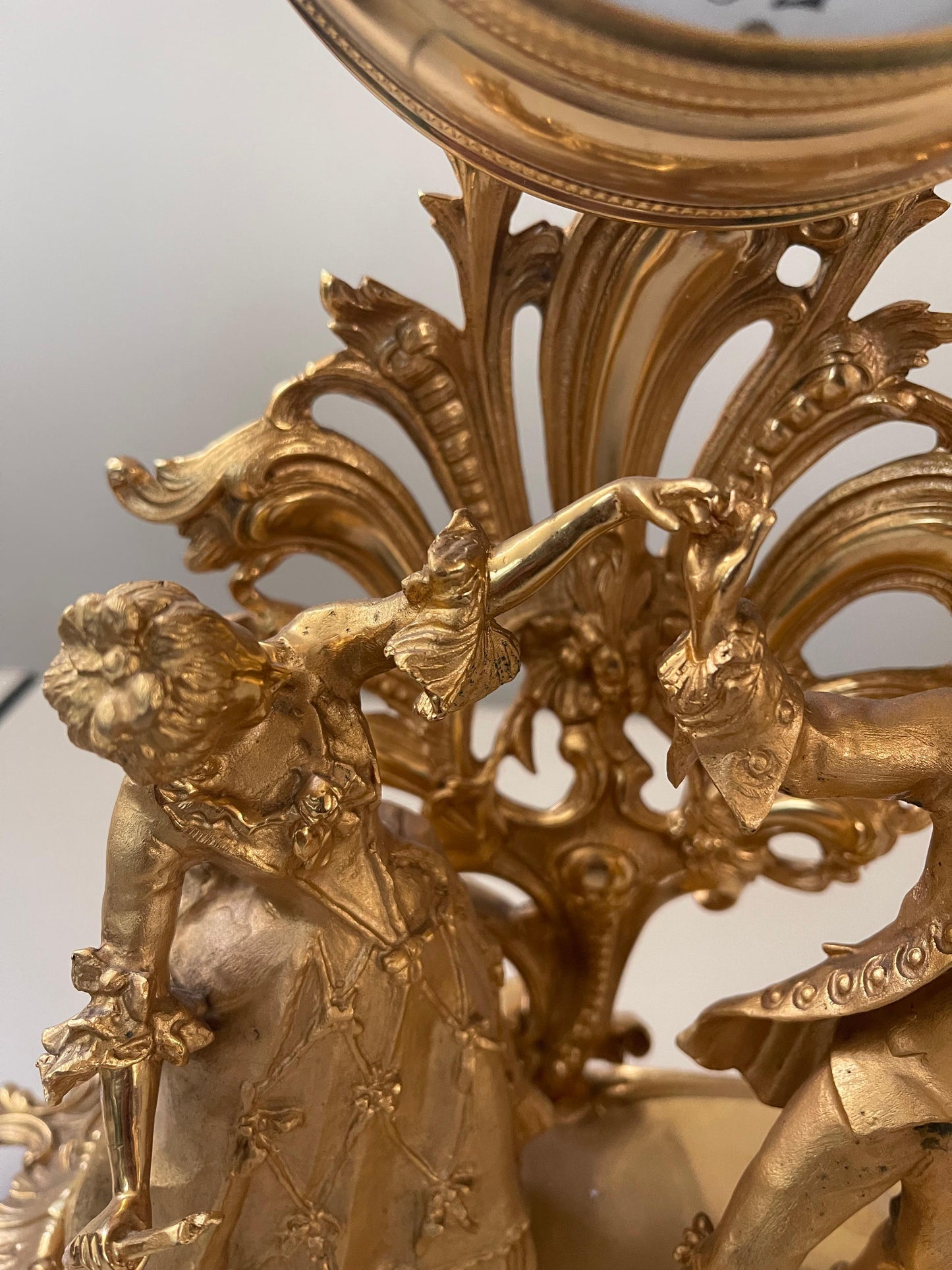 Orologio da tavolo in bronzo dorato stile francese, XX secolo