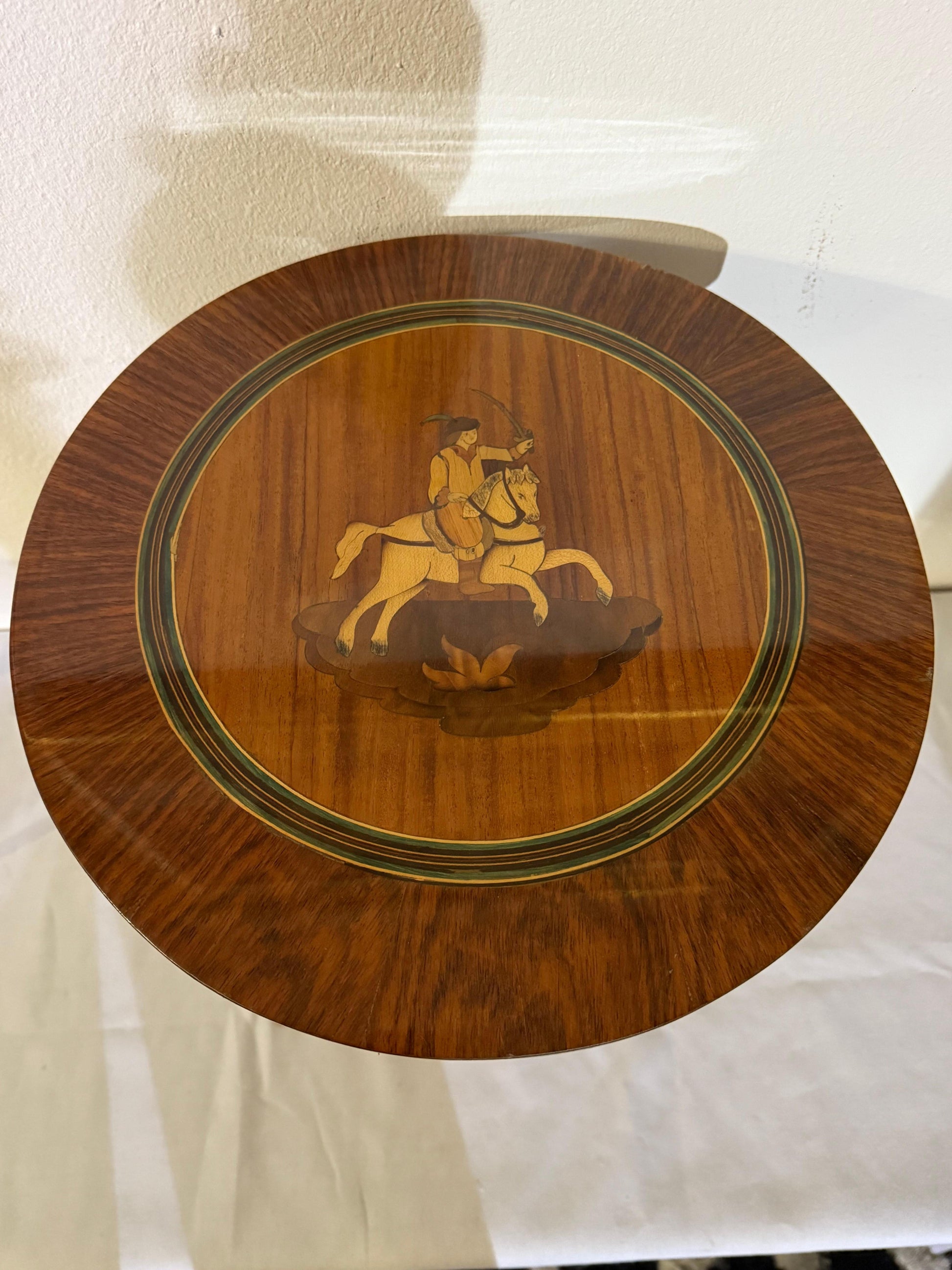 Tavolino rotondo con intarsi "Cacciatore a cavallo" in stile neoclassico
