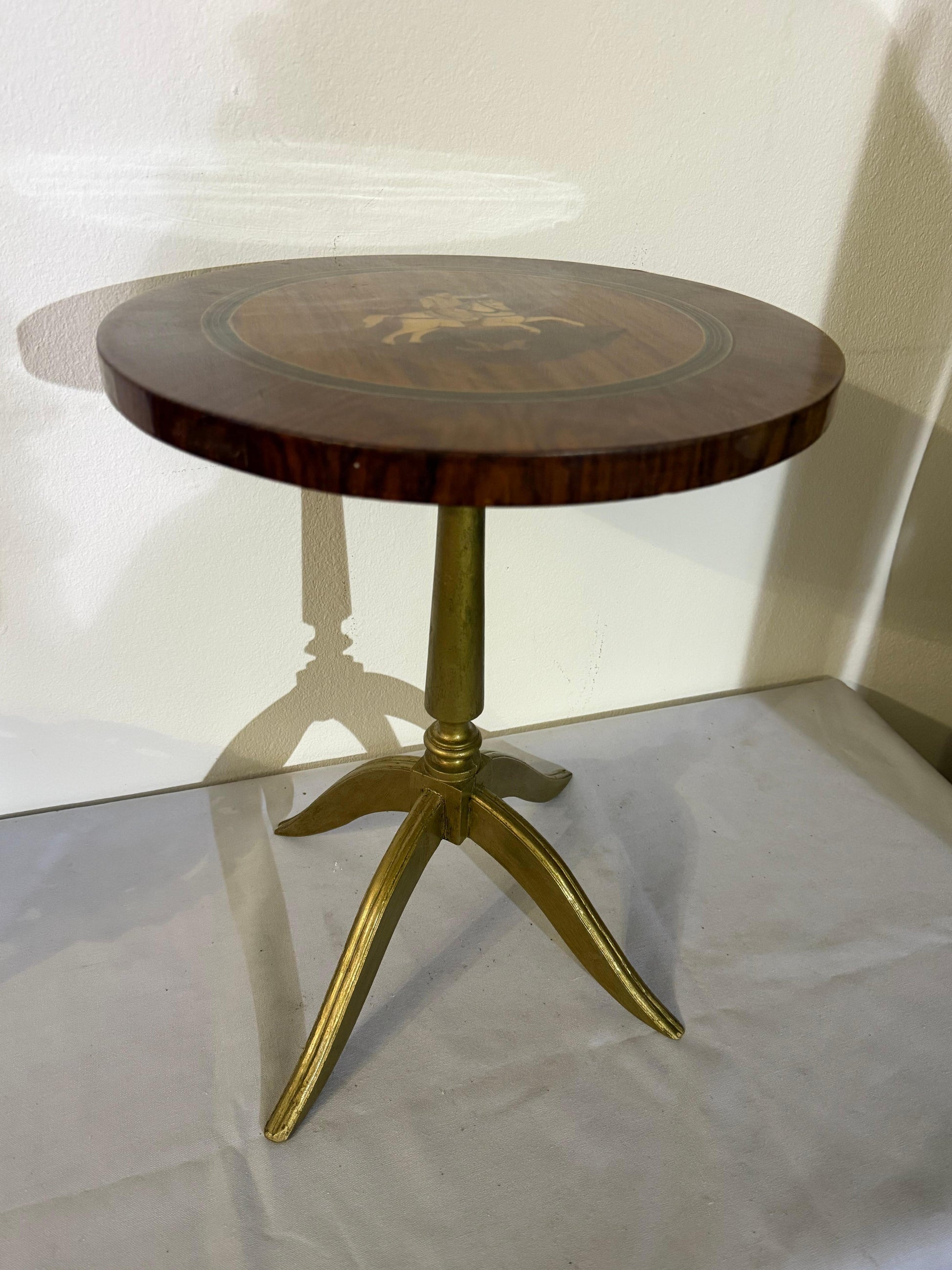 Tavolino rotondo con intarsi "Cacciatore a cavallo" in stile neoclassico