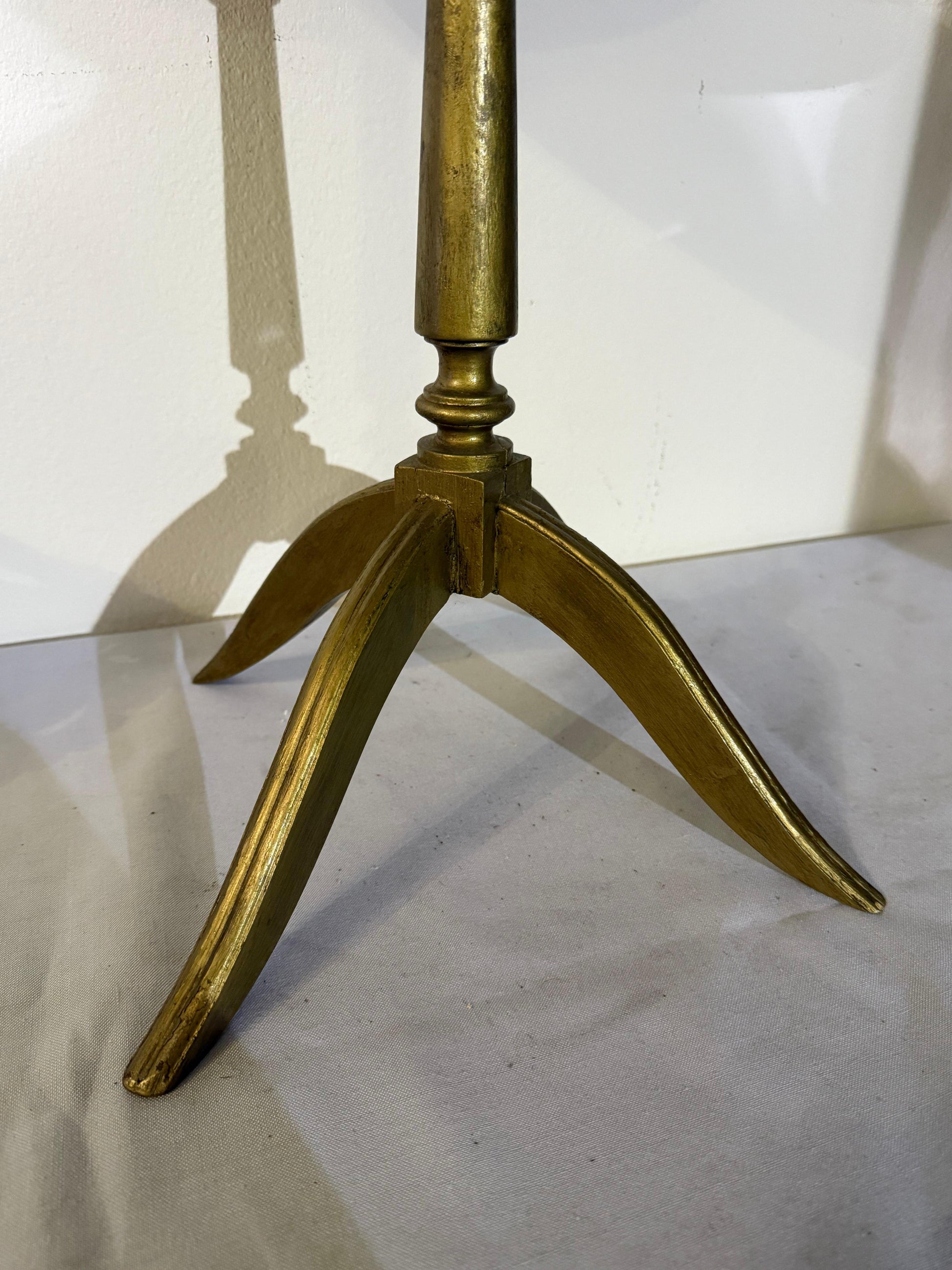 Tavolino rotondo con intarsi "Cacciatore a cavallo" in stile neoclassico