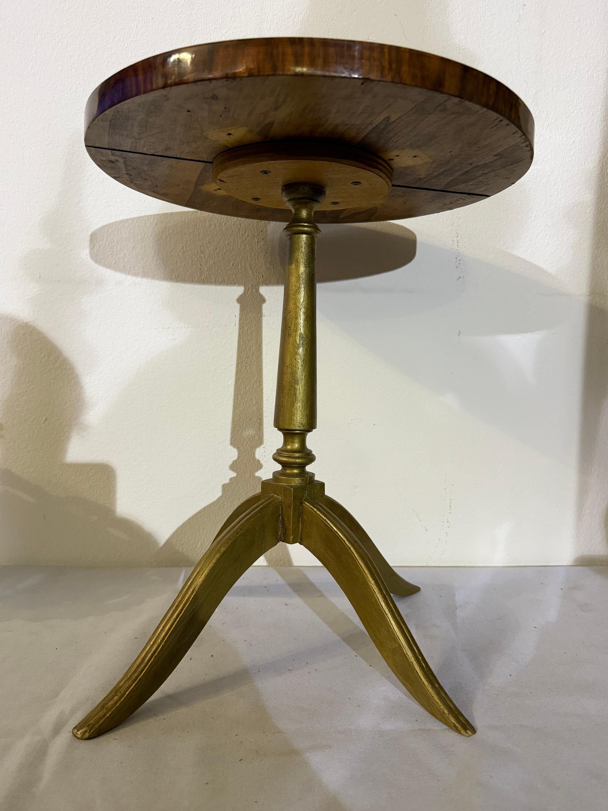 Tavolino rotondo con intarsi "Cacciatore a cavallo" in stile neoclassico