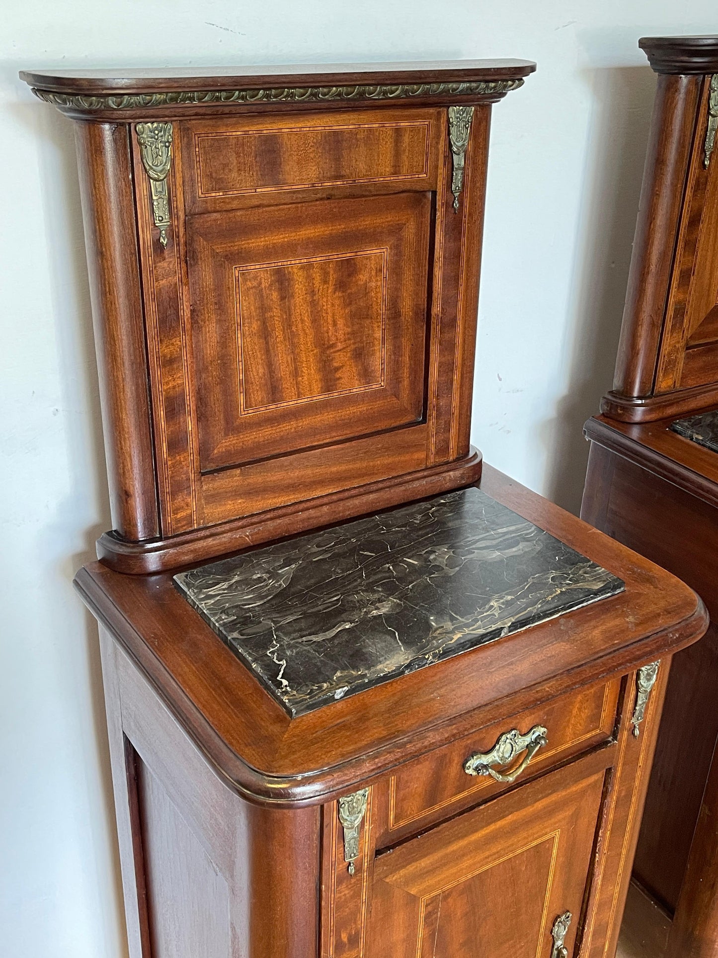 Coppia di comodini italiani in stile impero, anni '50