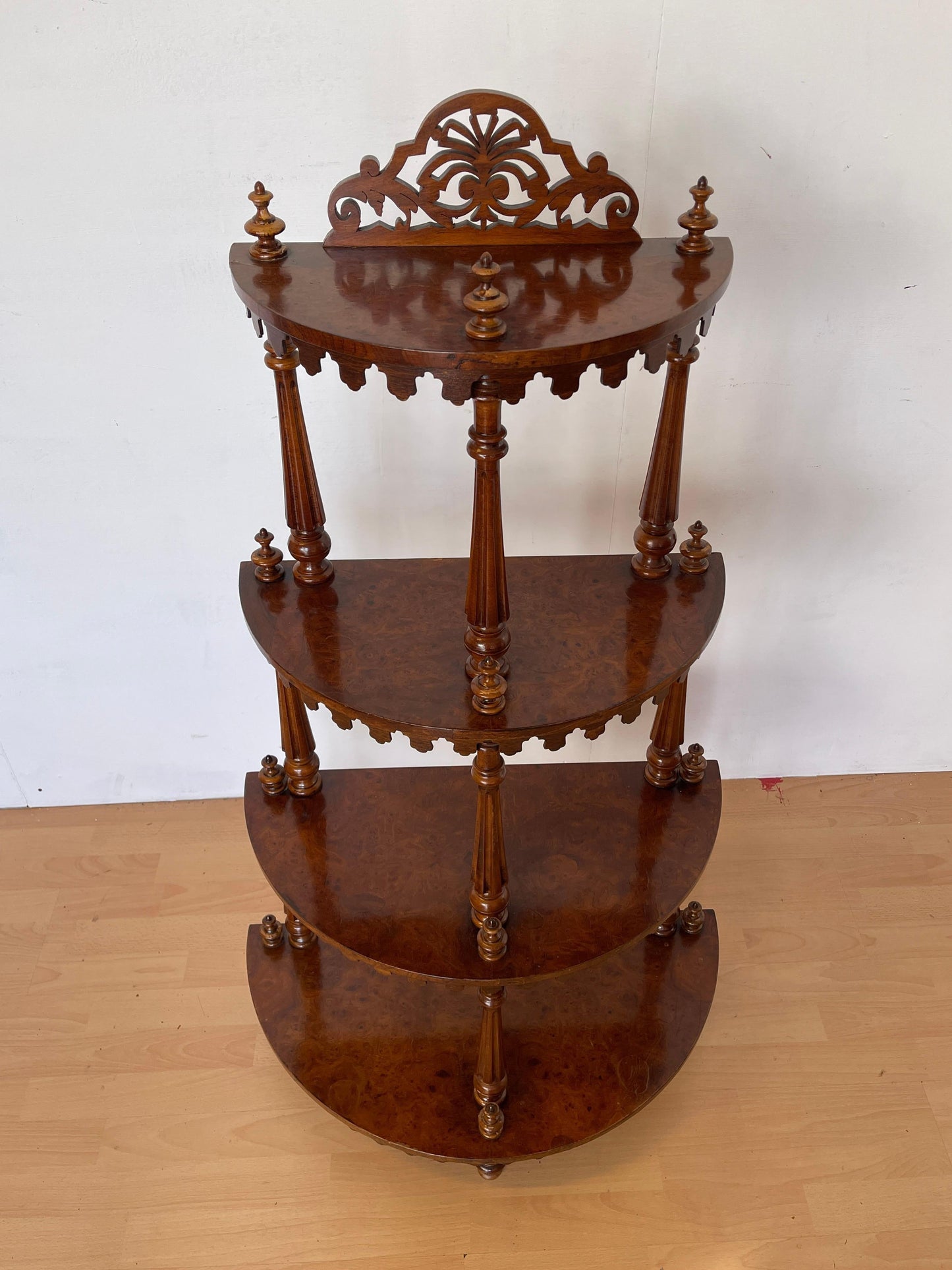 Mobile angolare in legno intagliato con 4 ripiani, stile italiano anni '60