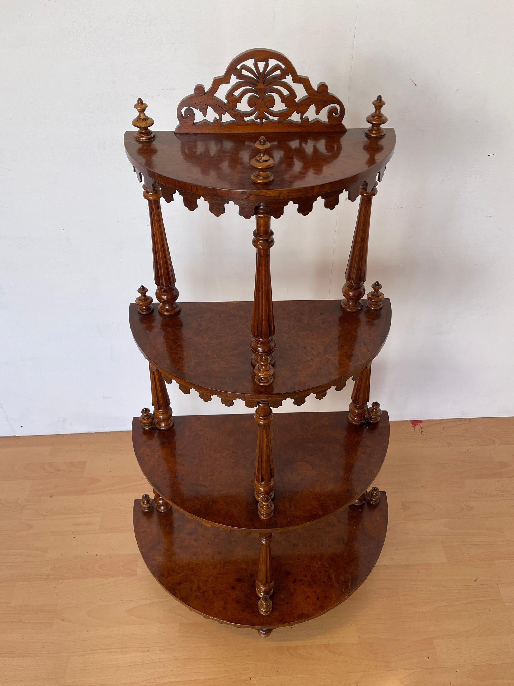 Mobile angolare in legno intagliato con 4 ripiani, stile italiano anni '60