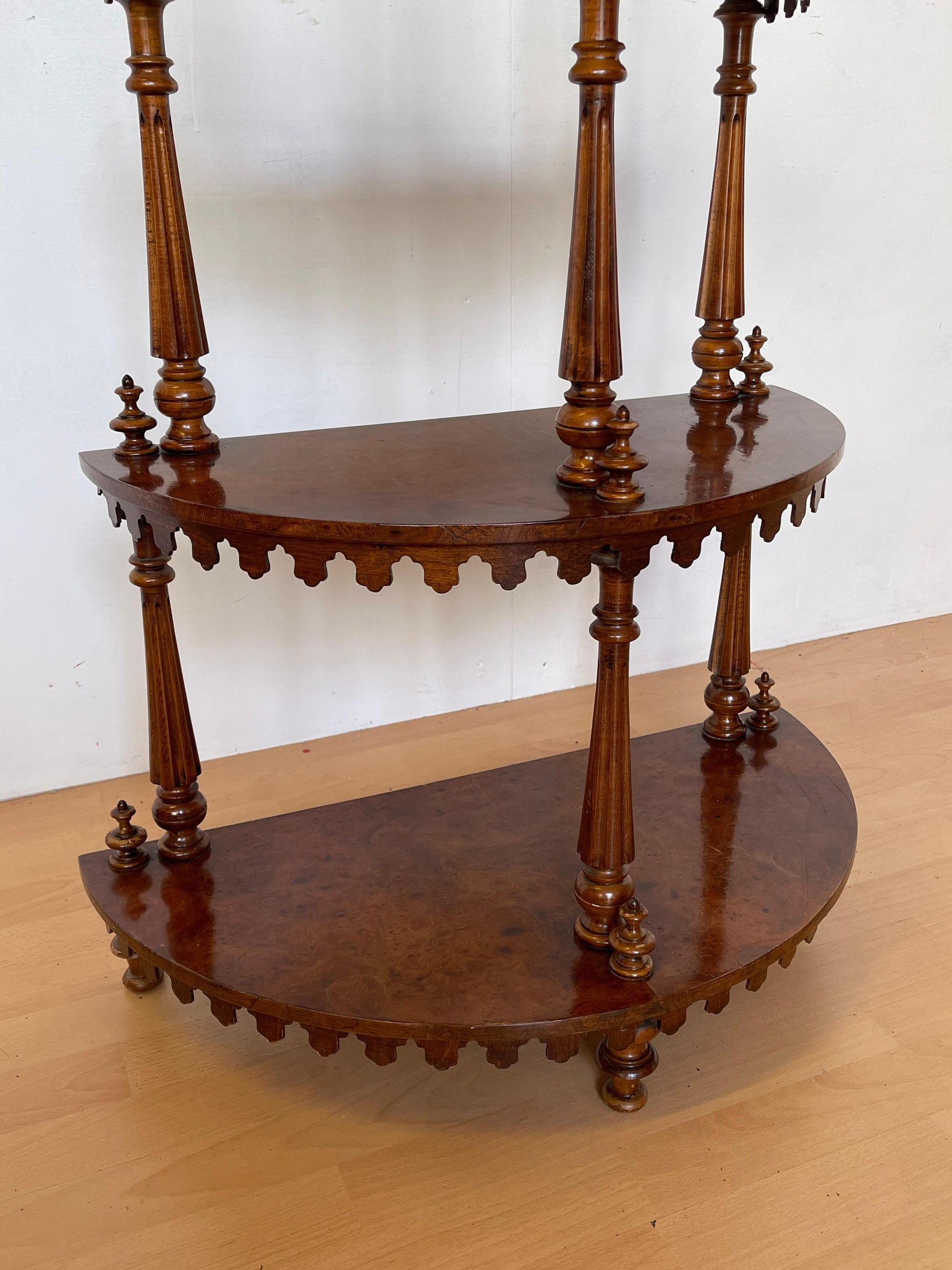 Mobile angolare in legno intagliato con 4 ripiani, stile italiano anni '60