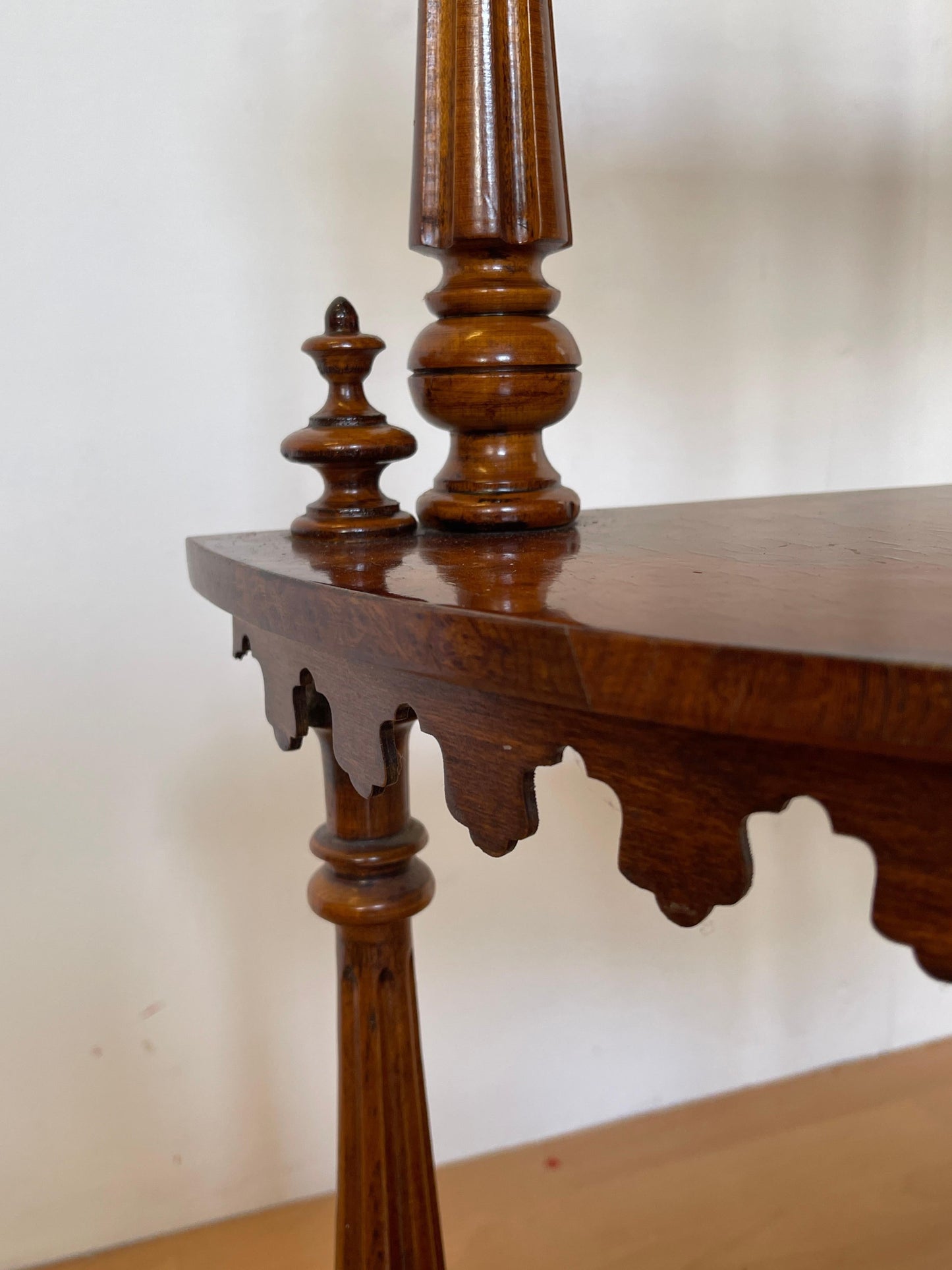 Mobile angolare in legno intagliato con 4 ripiani, stile italiano anni '60