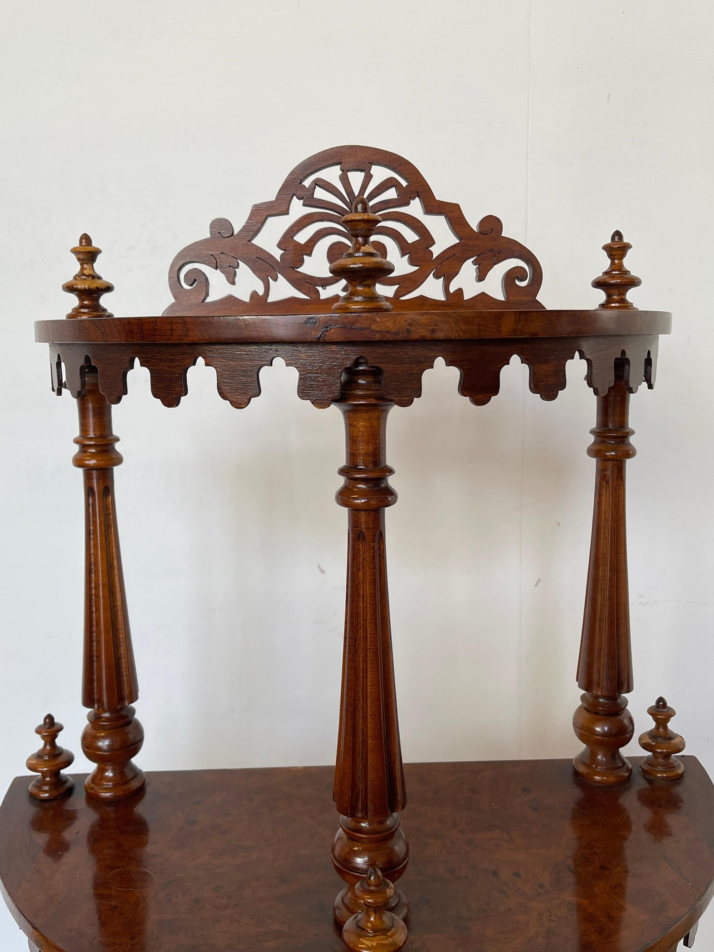 Mobile angolare in legno intagliato con 4 ripiani, stile italiano anni '60