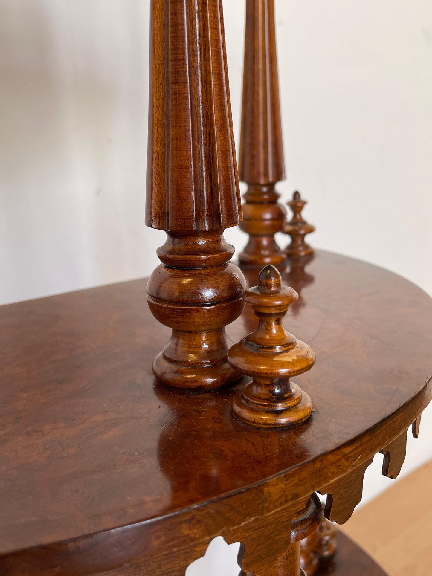 Mobile angolare in legno intagliato con 4 ripiani, stile italiano anni '60