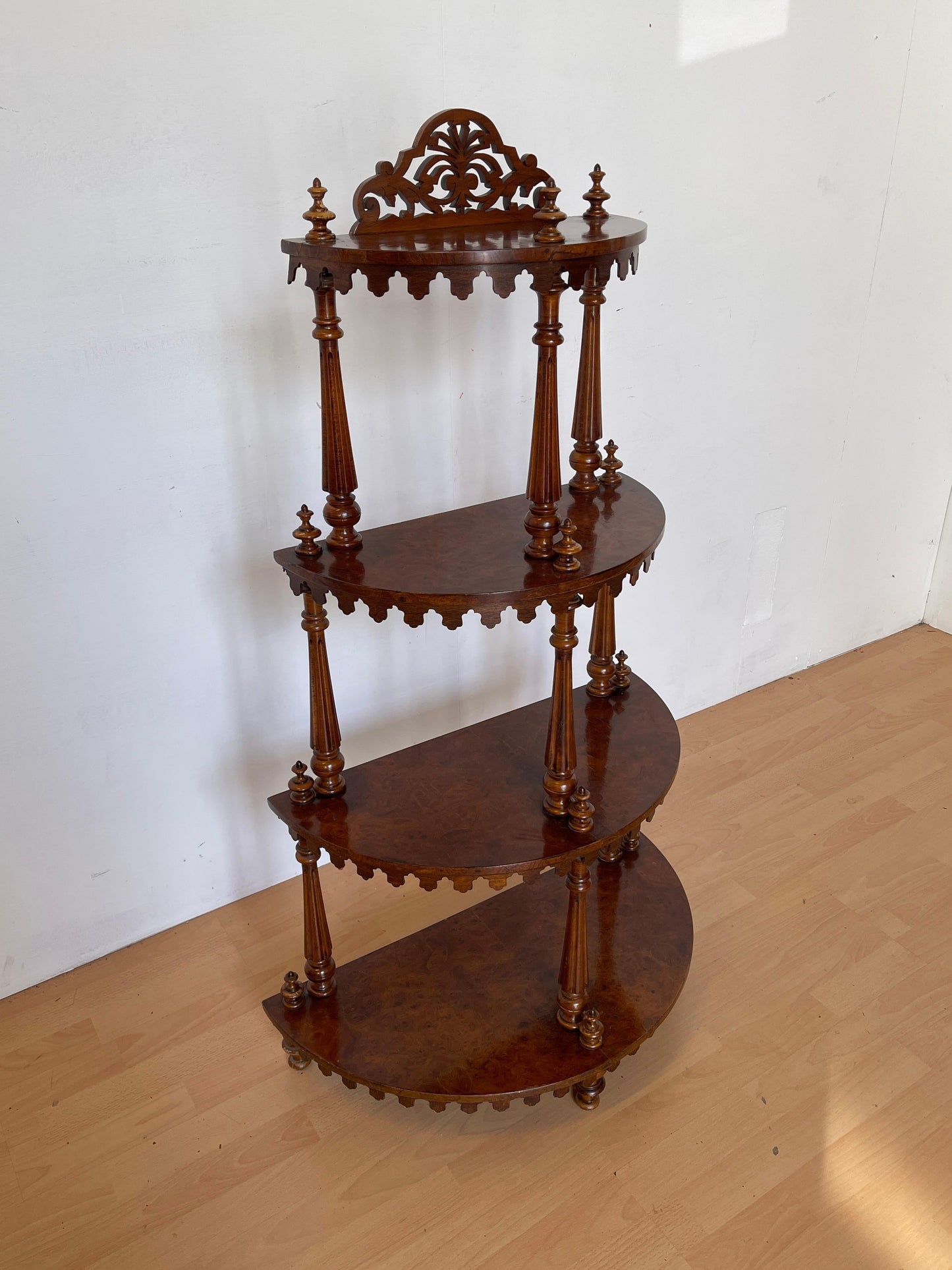 Mobile angolare in legno intagliato con 4 ripiani, stile italiano anni '60