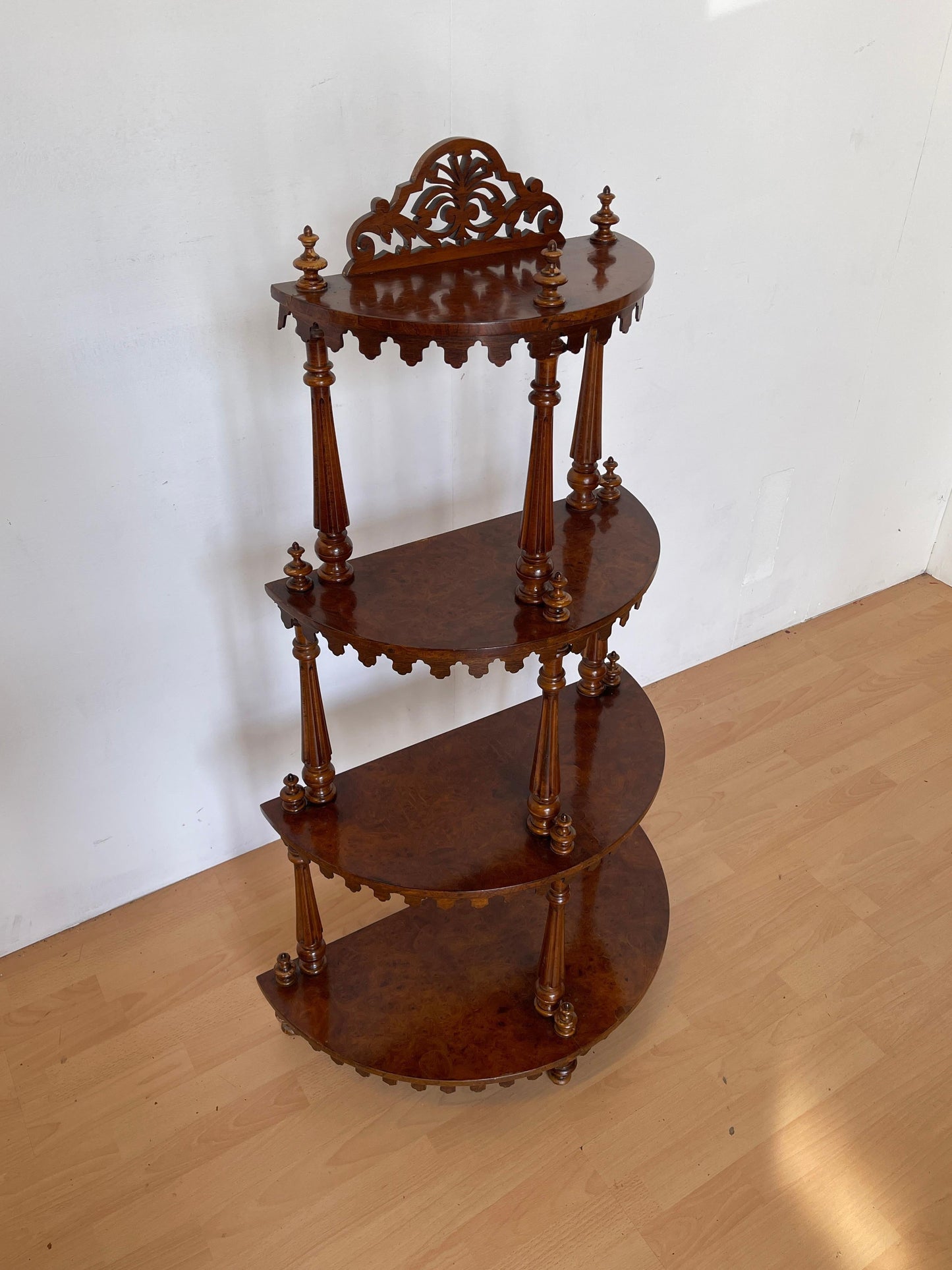 Mobile angolare in legno intagliato con 4 ripiani, stile italiano anni '60